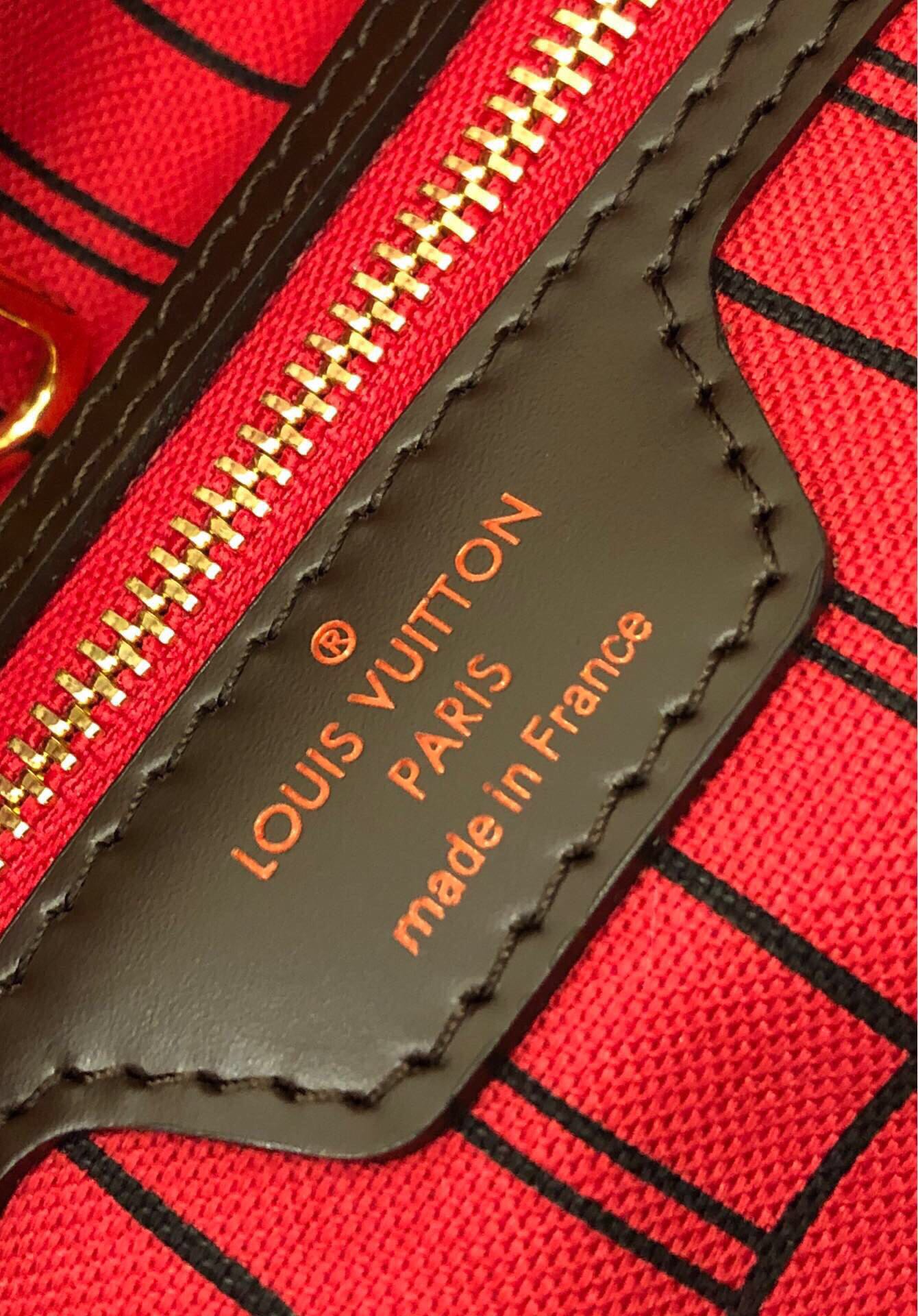 Louis Vuitton The leather is Grade A Italian leather sourced from the manufacturing factory.