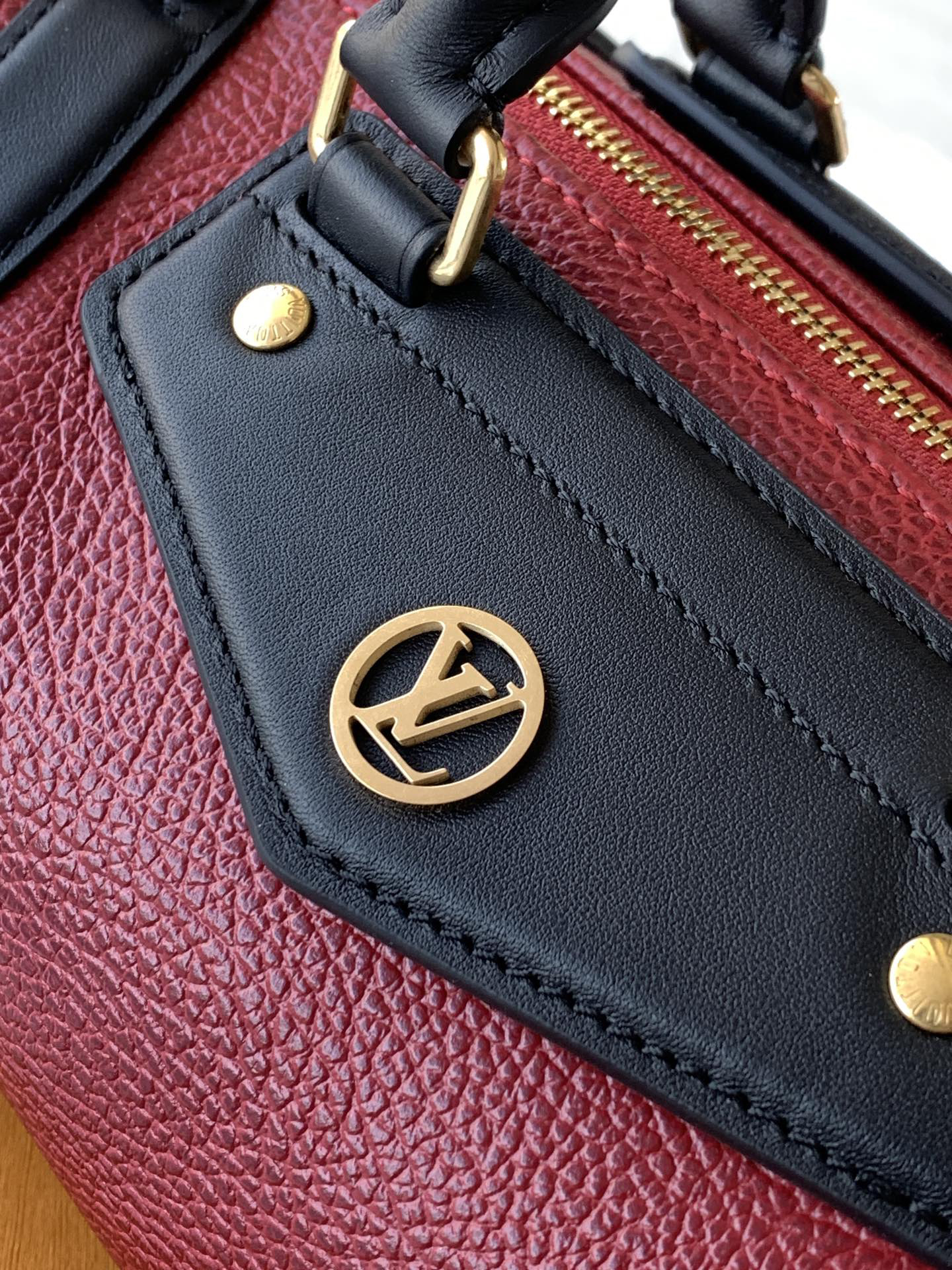 Louis Vuitton Part of the Spring/Summer 2025 Collection, the Nano LV Rider bag combines pixelated grained lambskin with elements of smooth cowhide.