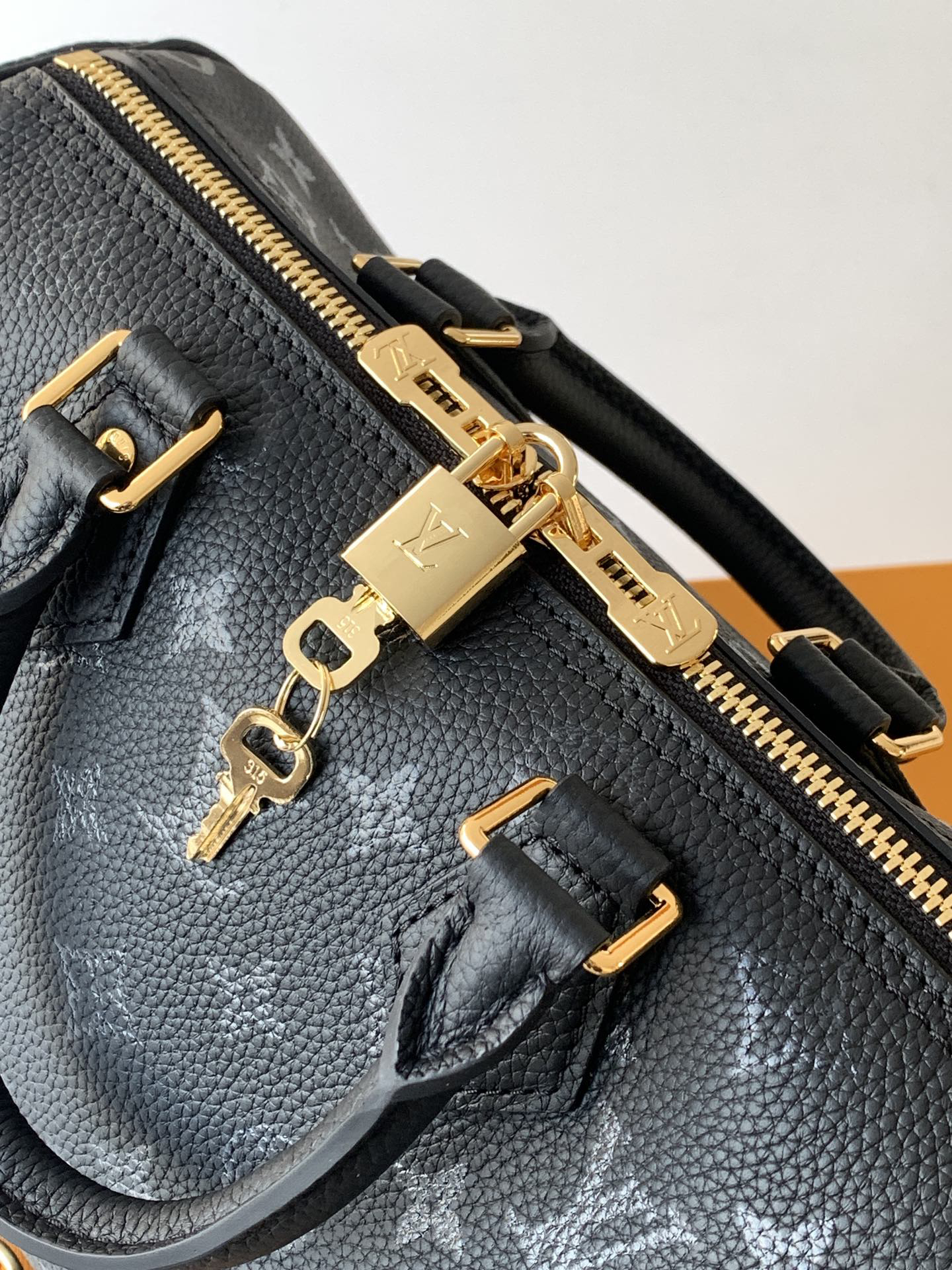 Louis Vuitton This Speedy Bandoulière 25 handbag is crafted from cowhide leather, offering a pillow-like soft touch.