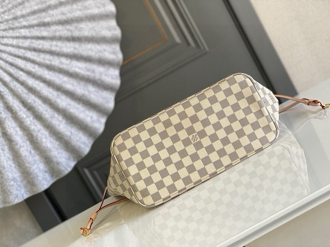 Louis Vuitton The legendary Neverfull handbag: always ready to meet your every need.