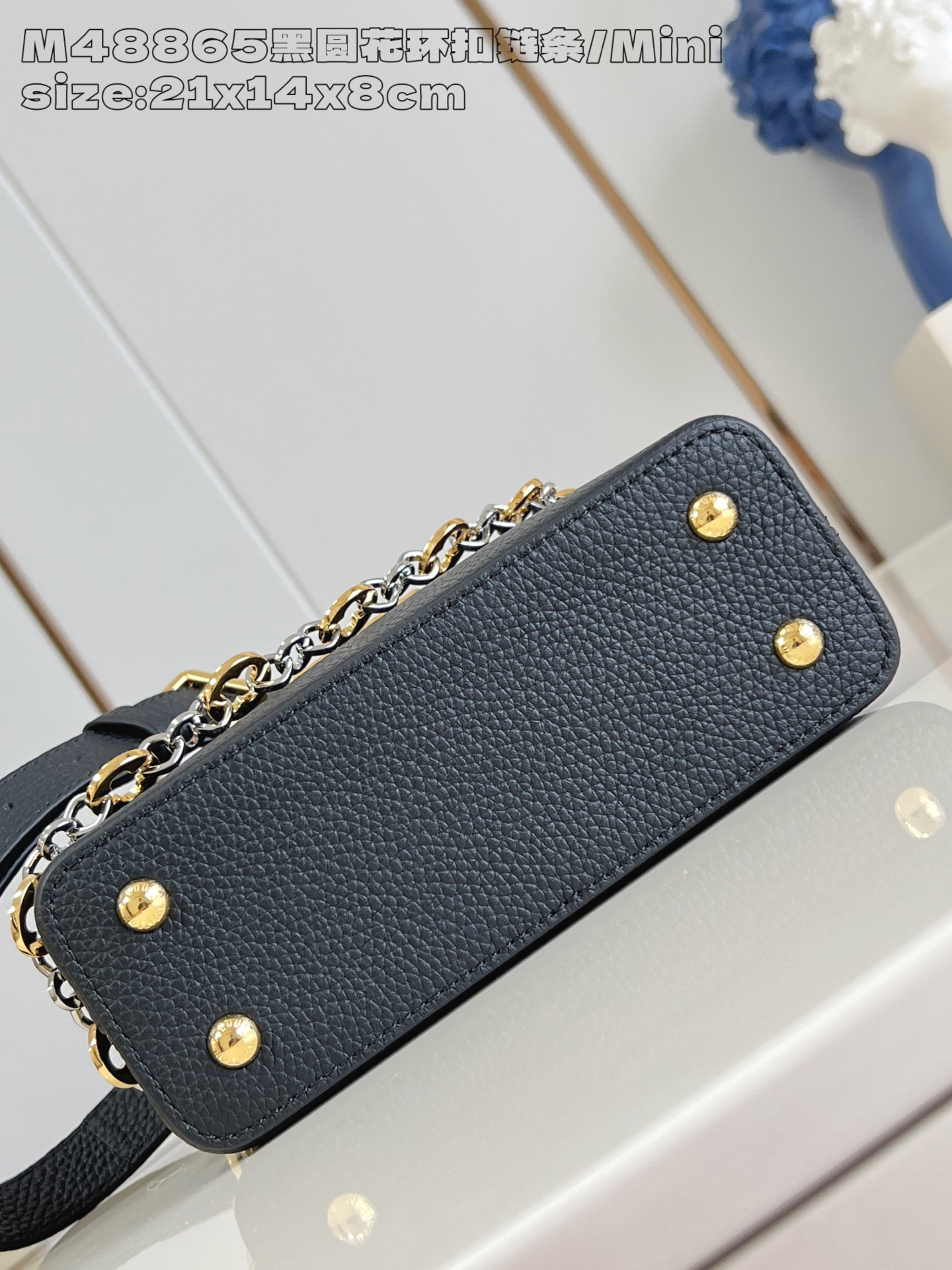 The Capucines Mini handbag, part of the Capucines Chain On You collection, is crafted from soft Taurillon calf leather to offer ample space.