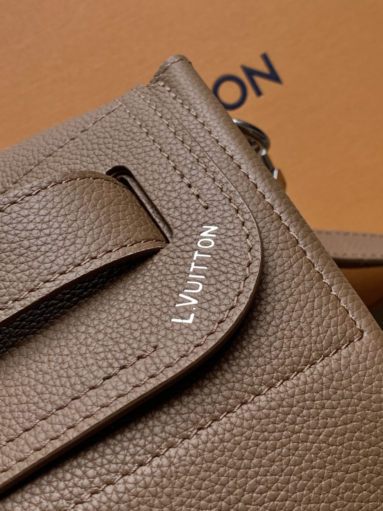 Louis Vuitton This Steamer 30 bag reimagines the century-old classic Steamer—a style that has remained popular for a hundred years—in LV Touch cowhide.