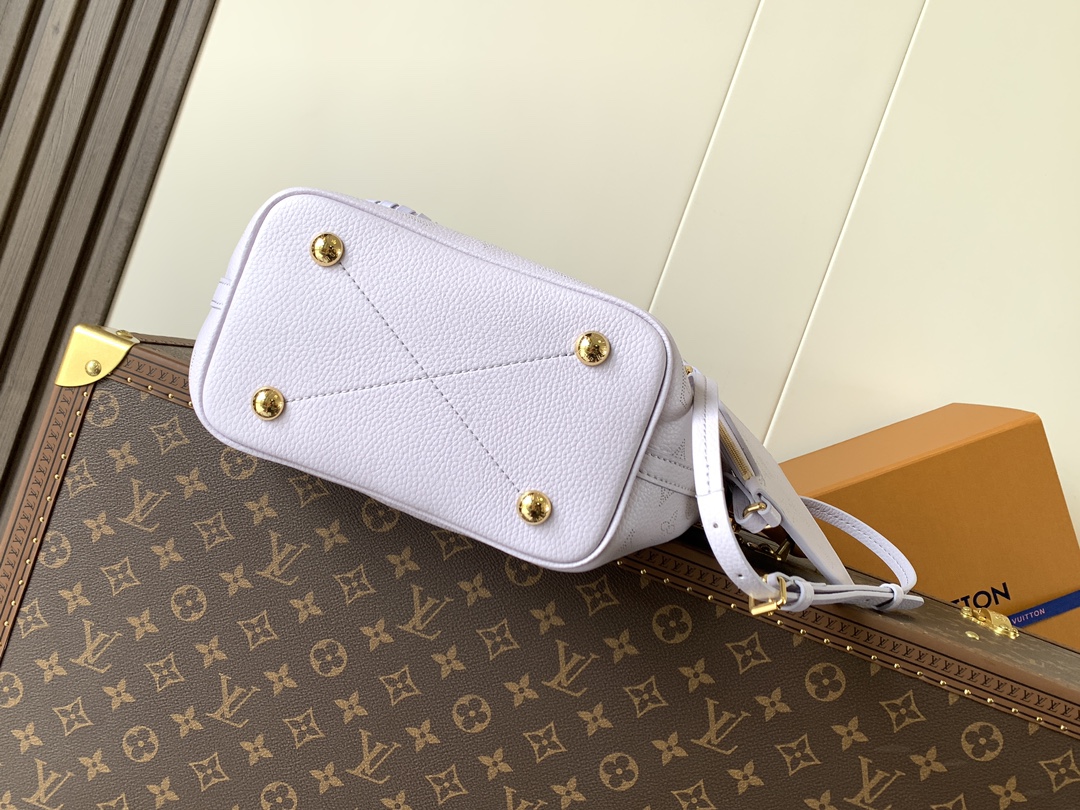 Louis Vuitton This small Blossom handbag is steeped in the modern hues of the new season.