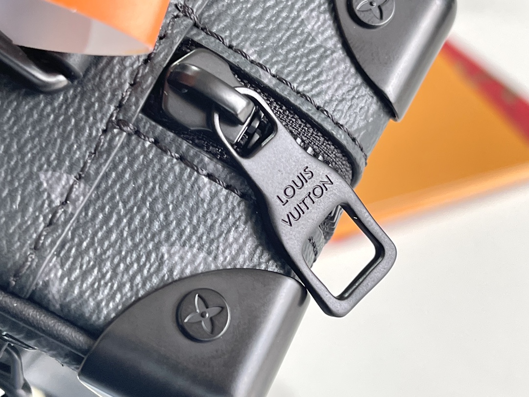 Louis Vuitton M44735 Premium Enhanced Edition: The leather used is Grade A Italian leather sourced from the original manufacturing factory—hence the designation "Premium."