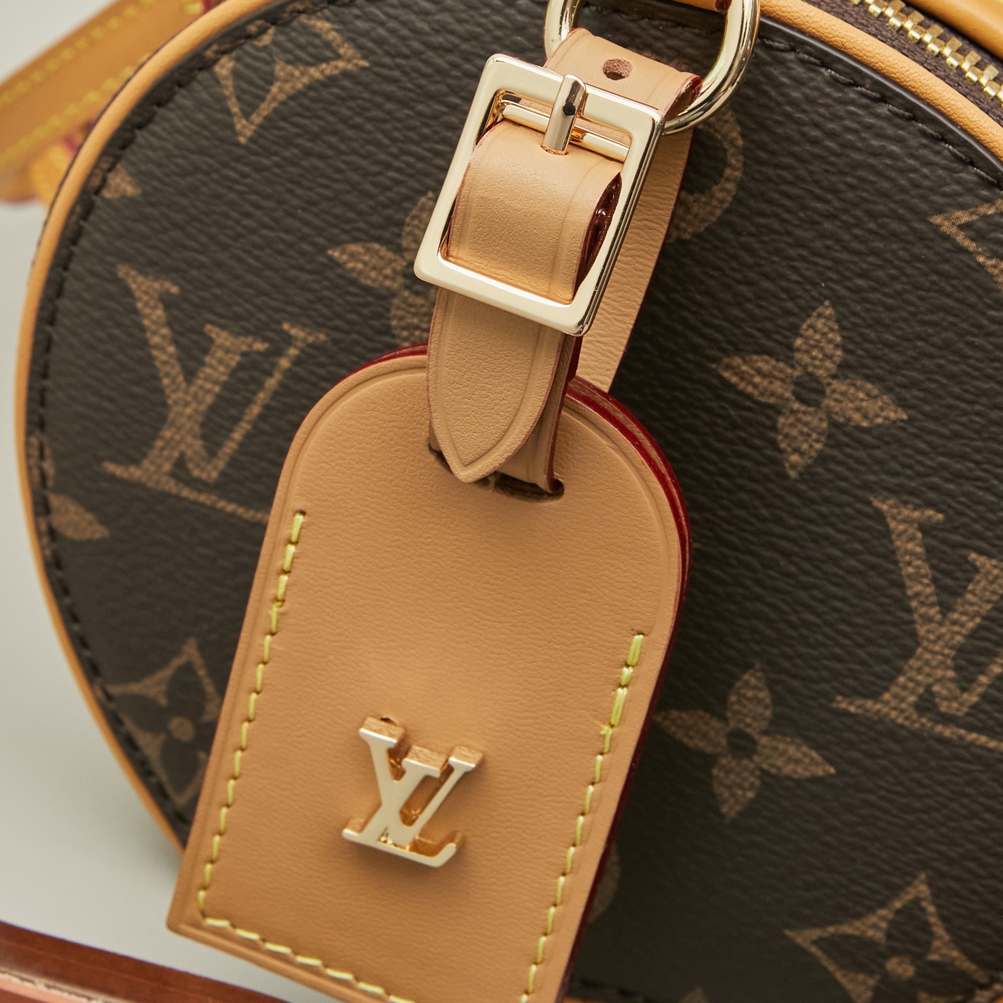 Louis Vuitton M44699 Monogram Canvas / M68276 Yellow Monogram: The Mini Boîte Chapeau handbag features a classic silhouette crafted from Monogram canvas.