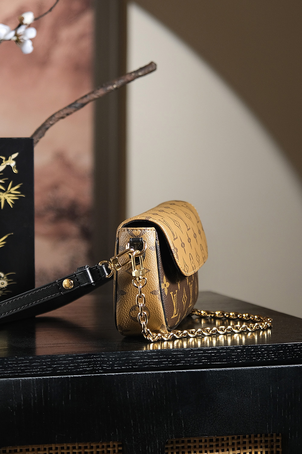 Louis Vuitton Looking back, here once again is a massive hit from the "Treasured Series"—featuring a stunning colorway perfectly suited for warm skin tones. 𝐋𝐯𝐲 𝐰𝐨𝐜: An exquisite, chic, and stylish piece.