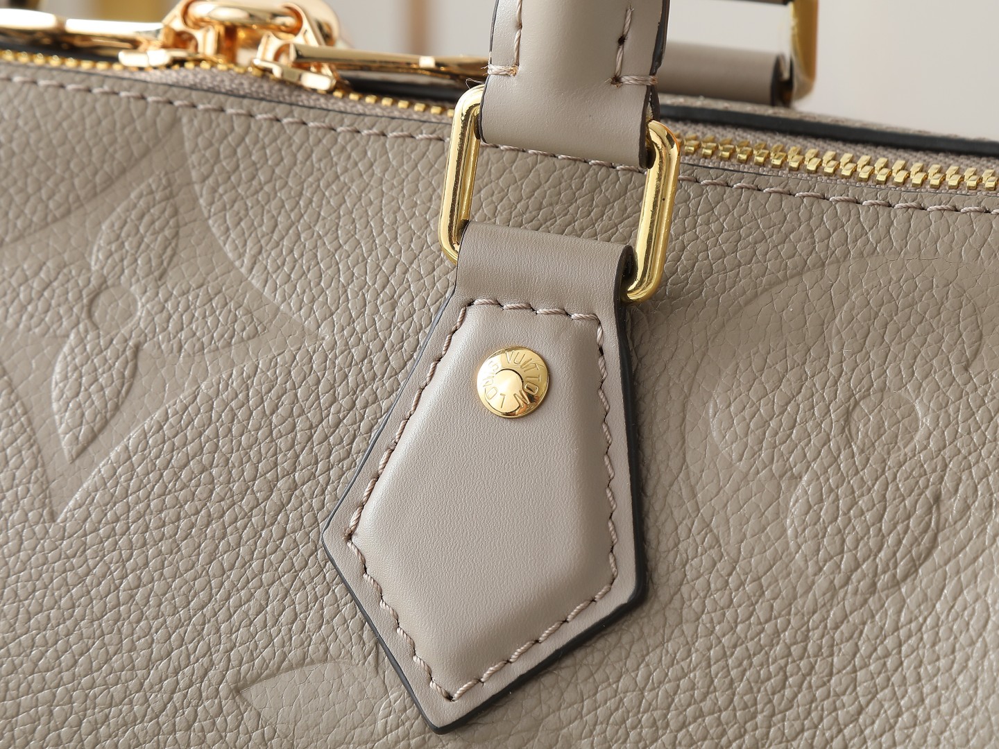 Louis Vuitton M59273 Grey — Full Leather Embossed Speedy "Pillow" Bag — Speedy Bandoulière 25 Handbag (M58947)