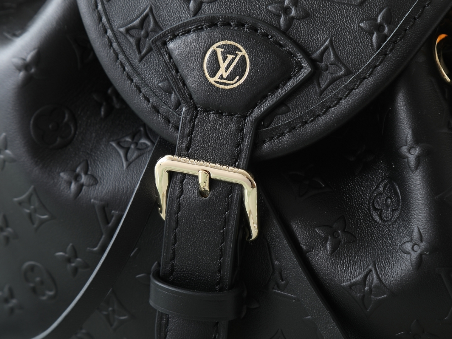 Louis Vuitton The M25554 Odyssée handbag in black full leather, hailing from the Early Autumn 2025 collection, cleverly references the 2024 Cruise collection.