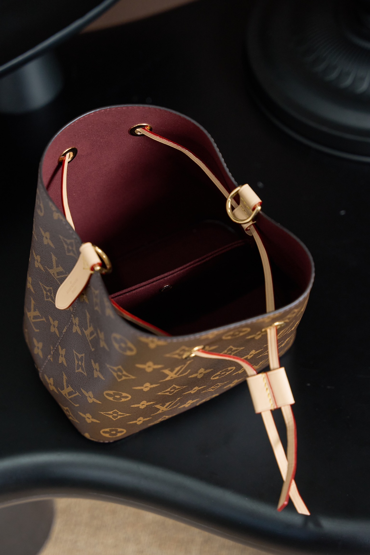 Louis Vuitton This model features custom craftsmanship inspired by Italian manufacturing standards, dynamic rolling code technology, and exclusive factory-original fabrics.