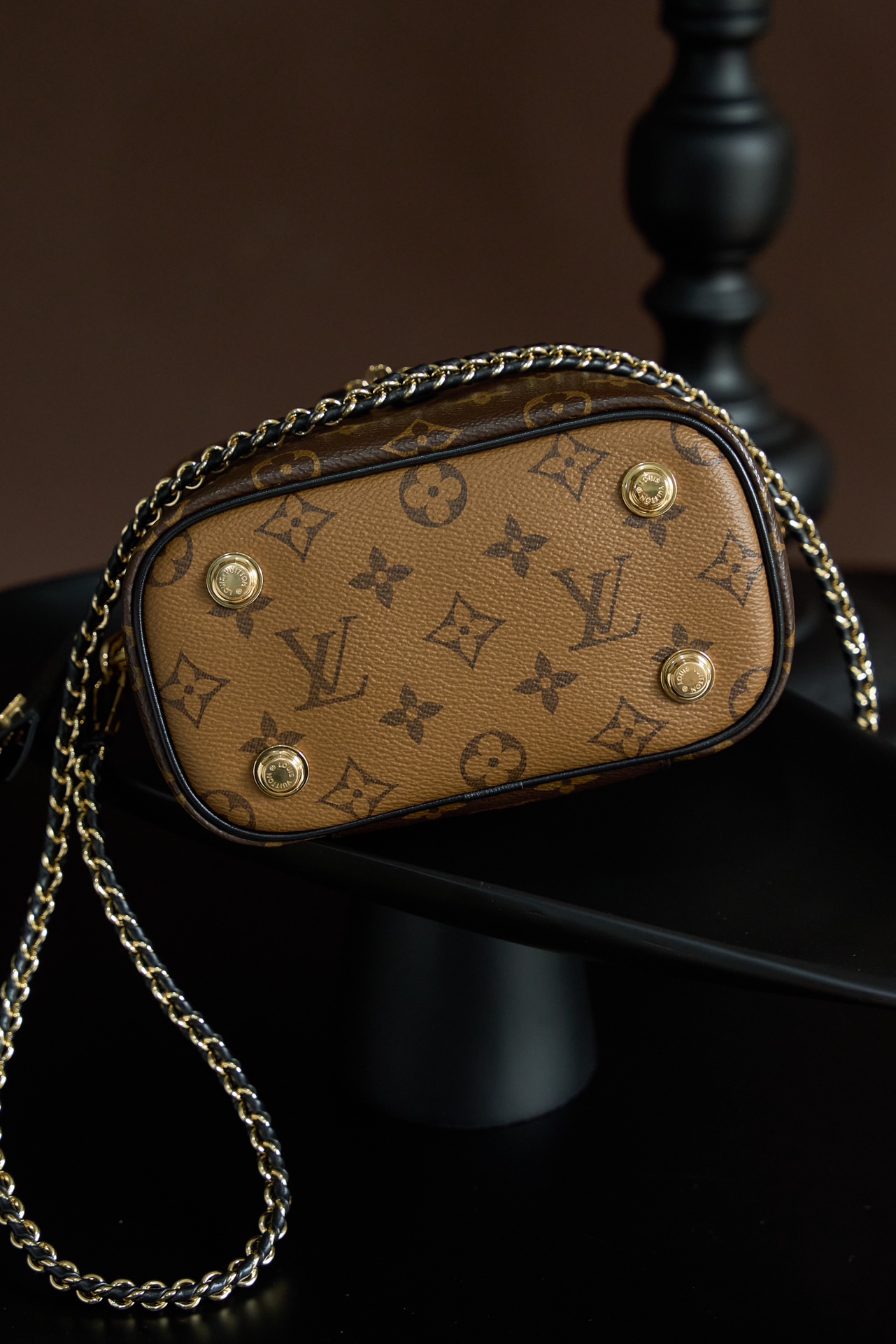 Louis Vuitton This model features custom craftsmanship inspired by Italian manufacturing standards, dynamic rolling code technology, and exclusive factory-original fabrics.