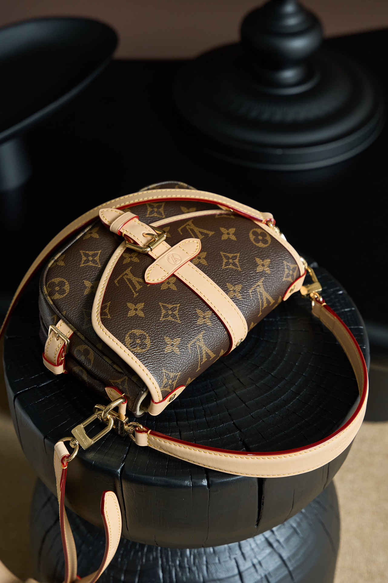 Louis Vuitton This model features custom craftsmanship inspired by Italian manufacturing standards, dynamic rolling code technology, and exclusive factory-original fabrics.