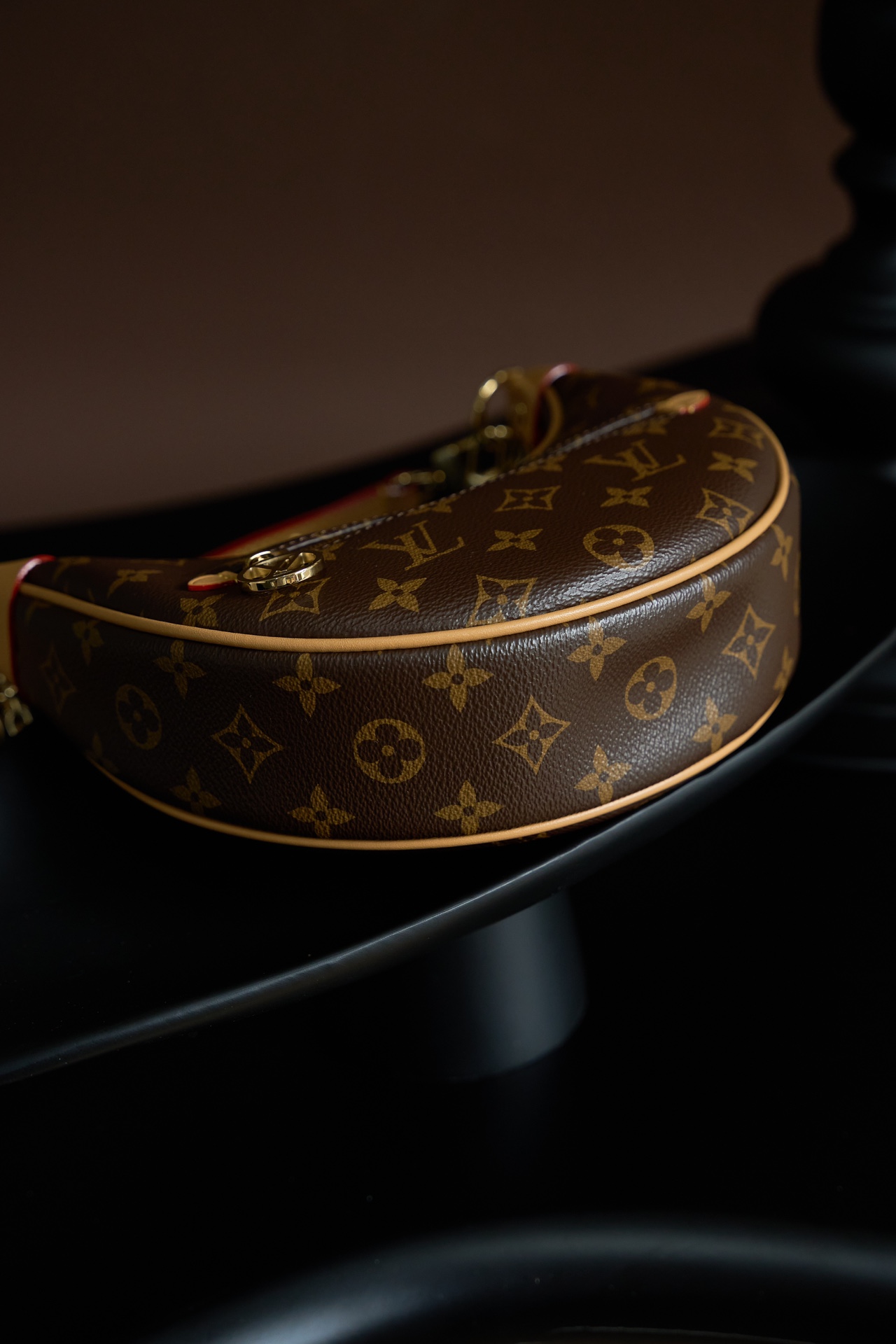 Louis Vuitton This model features custom manufacturing based on French standards, dynamic rolling code technology, and original-spec fabric.