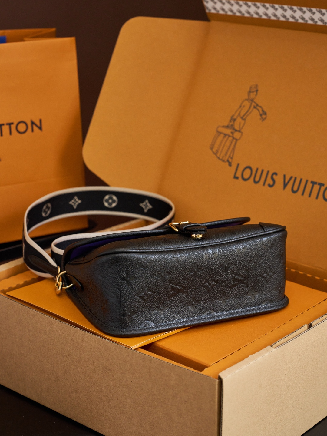 Louis Vuitton This model features custom craftsmanship inspired by Italian manufacturing traditions, dynamic rolling code technology, and exclusive fabrics sourced directly from the original manufacturer.
