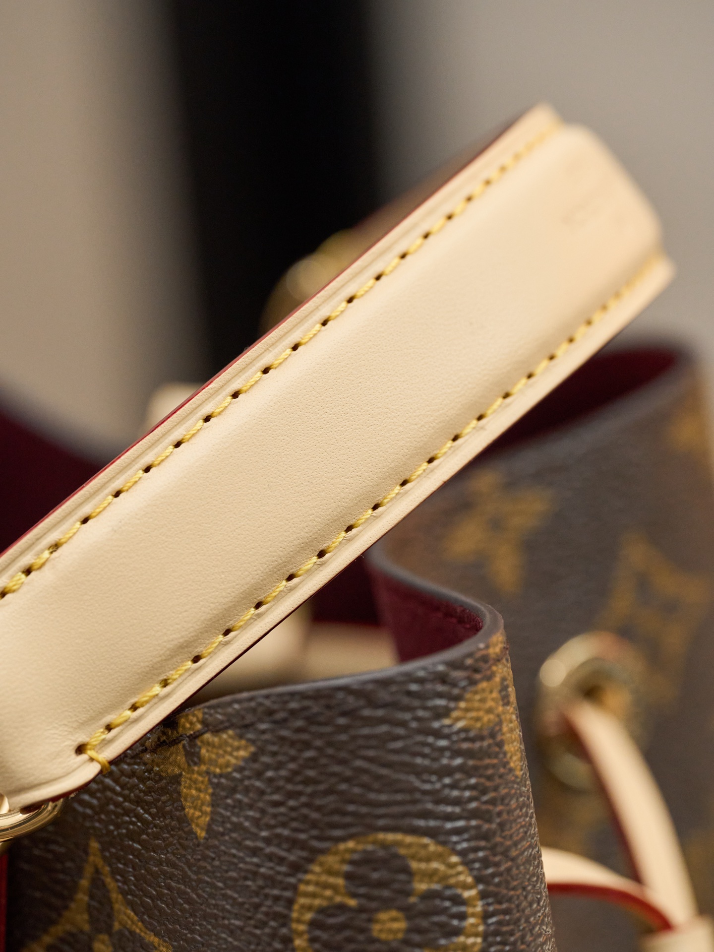 Louis Vuitton This model is crafted using custom French manufacturing techniques, features dynamic rolling code chip technology, and utilizes original-spec fabric.