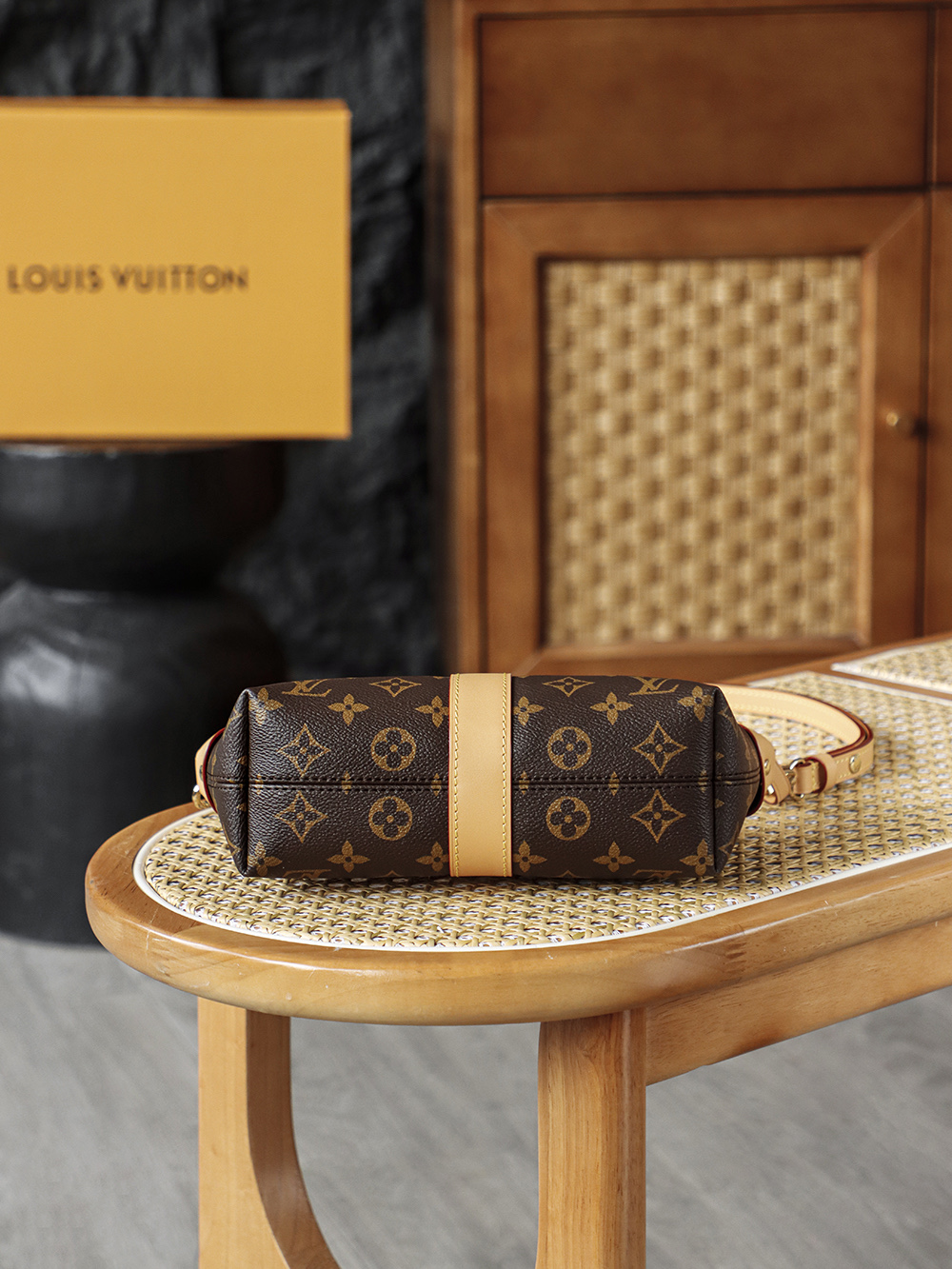 Louis Vuitton The Pochette Mia lunchbox bag delivers a stunning visual impact, exuding an air of vintage chic that is off the charts. Its magnetic S-lock clasp serves not only as a decorative accent but also as a symbol of exquisite craftsmanship and quality.