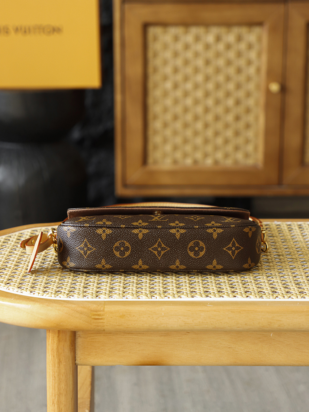 Louis Vuitton In recent years, the Y2K retro trend has continued to gain momentum; Ivy was born at the intersection of this retro resurgence and modern practicality.