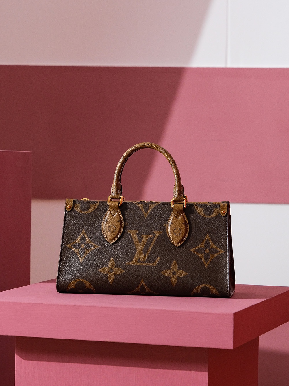 Louis Vuitton A fresh reinterpretation of the EAST WEST—featuring a spacious silhouette—is poised to unleash yet another wave of fashion trends!