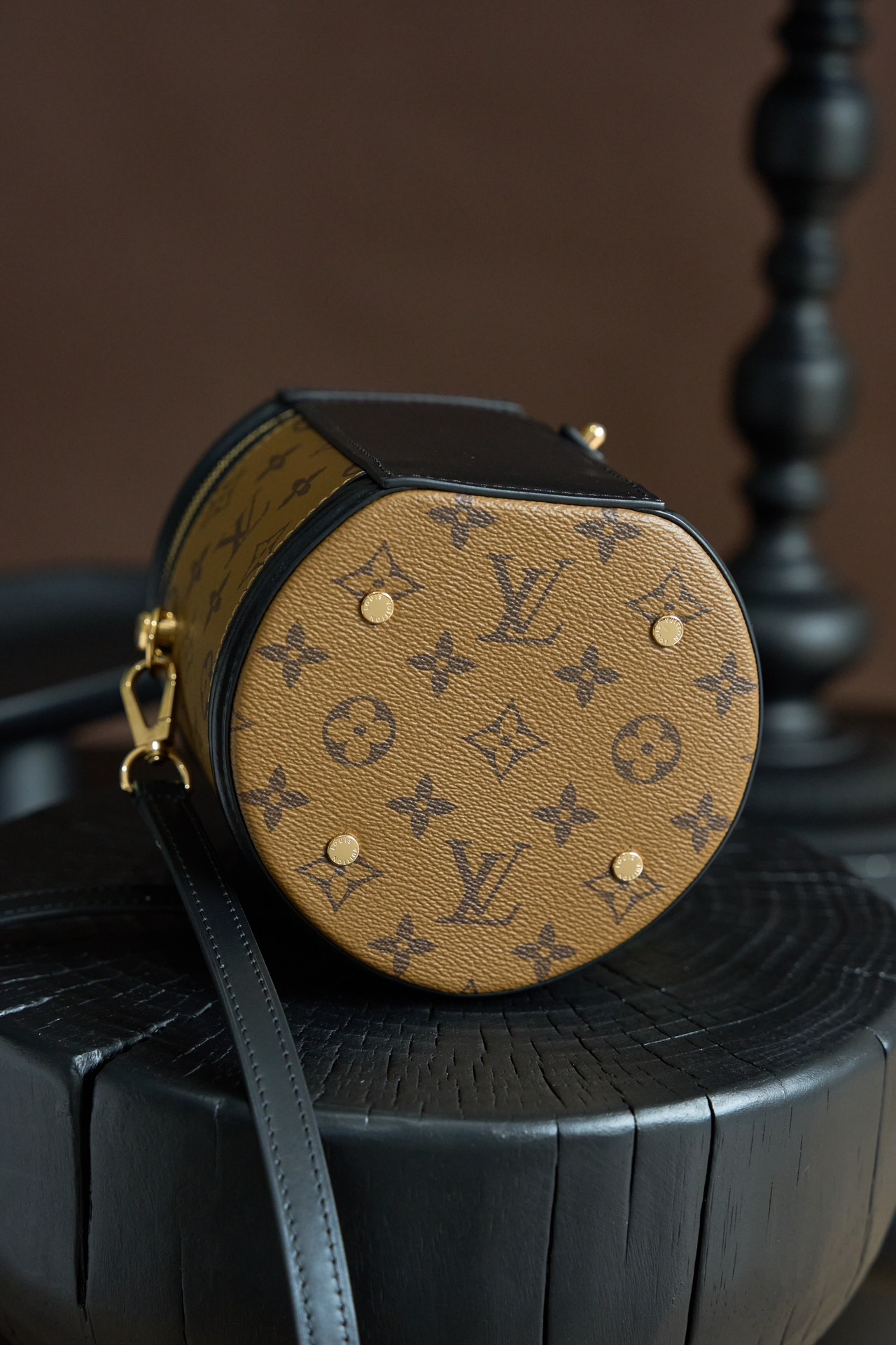 Louis Vuitton This model is crafted using custom French manufacturing techniques and features a dynamic rolling-code chip; it utilizes authentic, model-specific fabric and exclusive, original-spec hardware—constructed from all-steel with a light gold electroplated finish—ensuring perfect color and finish consistency.