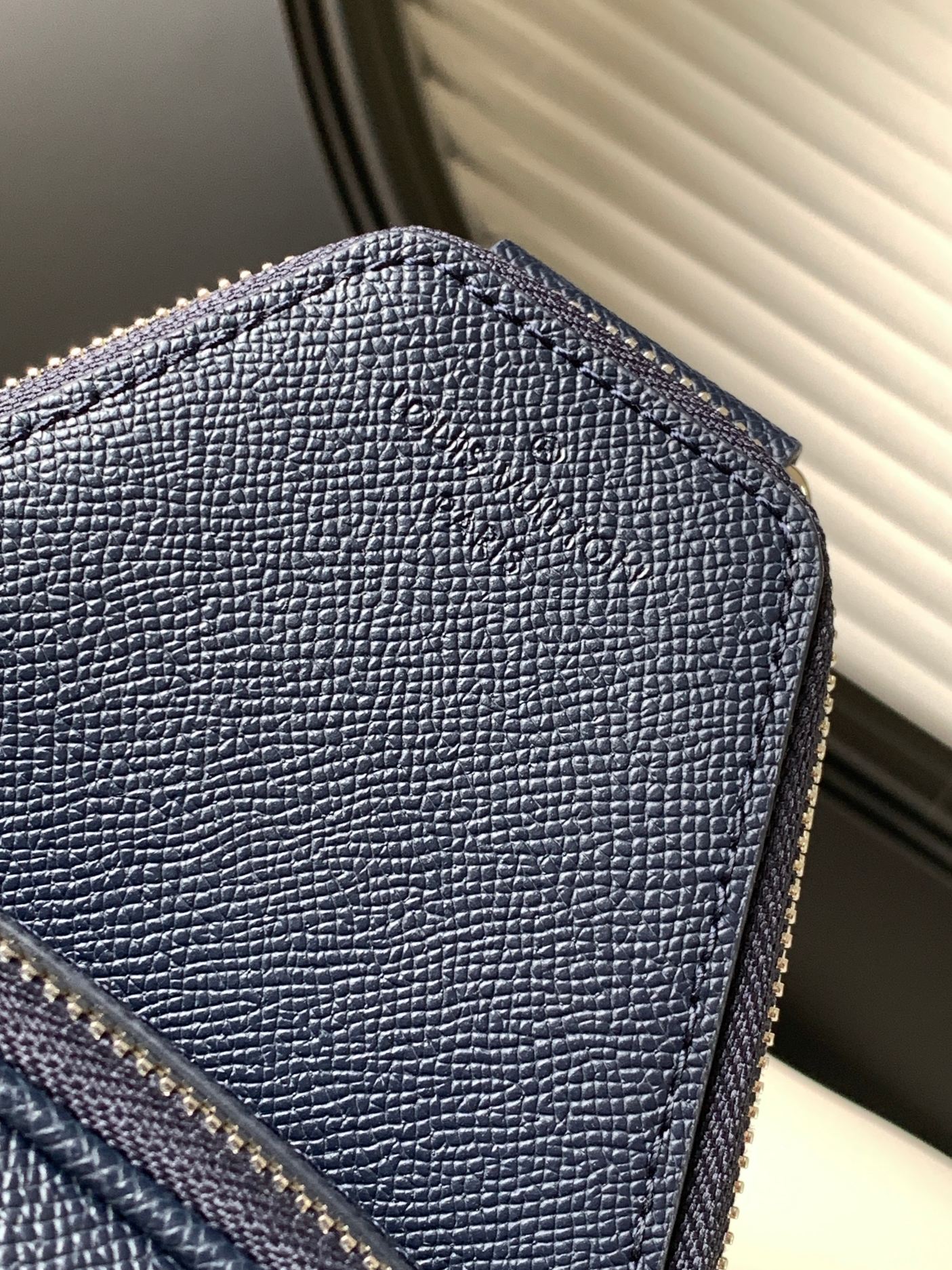 Louis Vuitton M30971 Midnight Blue This Avenue shoulder bag is made of Taïga cowhide leather.