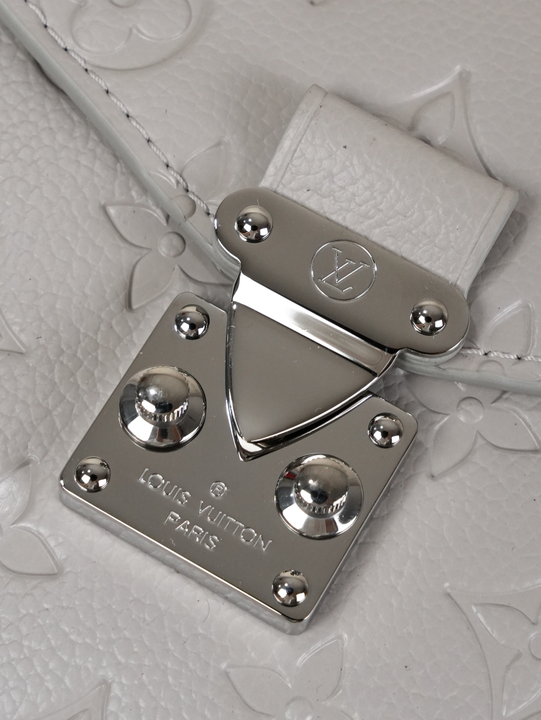 Louis Vuitton The Pochette Métis handbag interprets classic collegiate style through a design that is understated yet full of ingenious details.