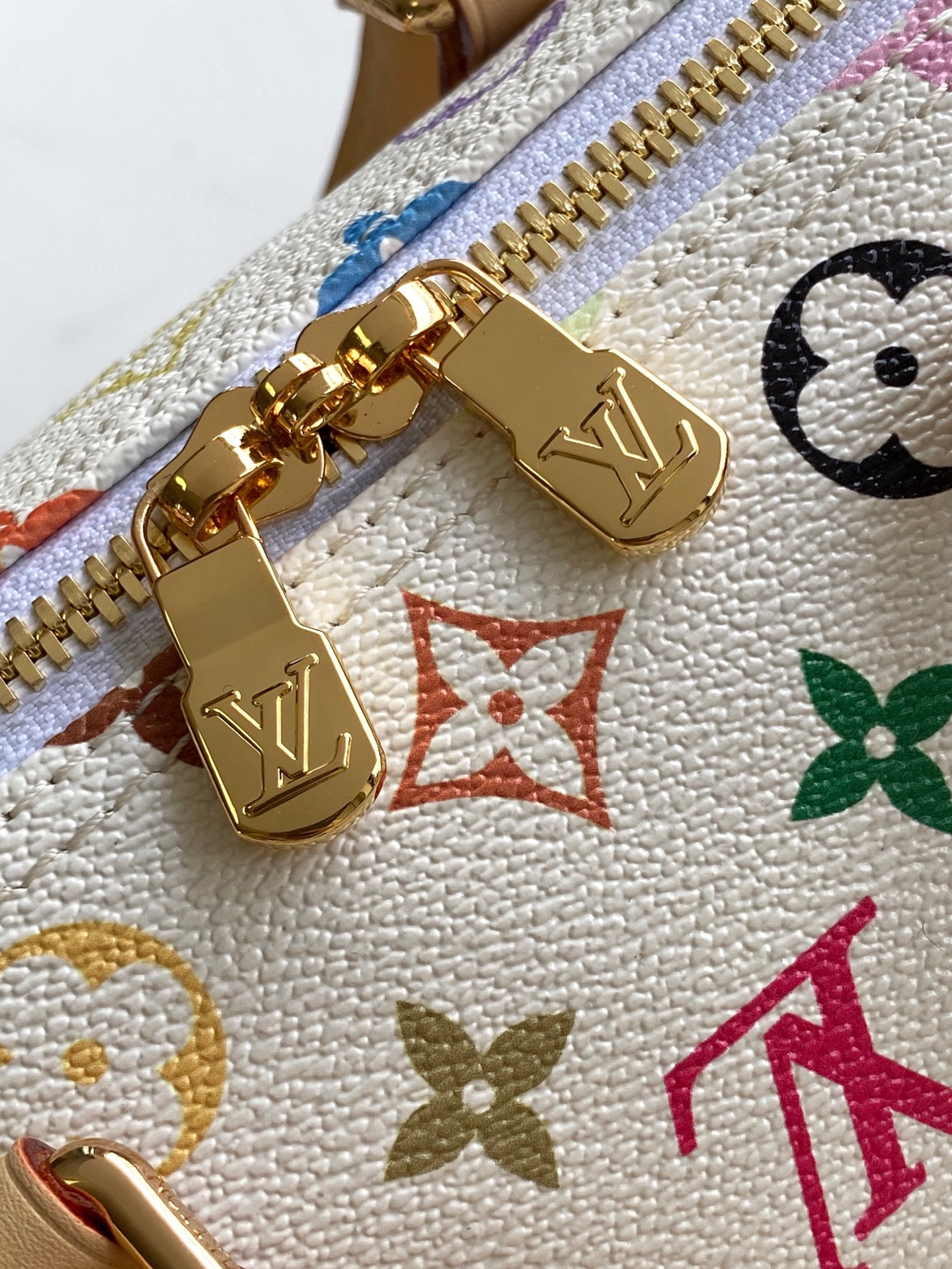 Louis Vuitton The M13085 Speedy Bandoulière 25 handbag features the classic Monogram pattern.