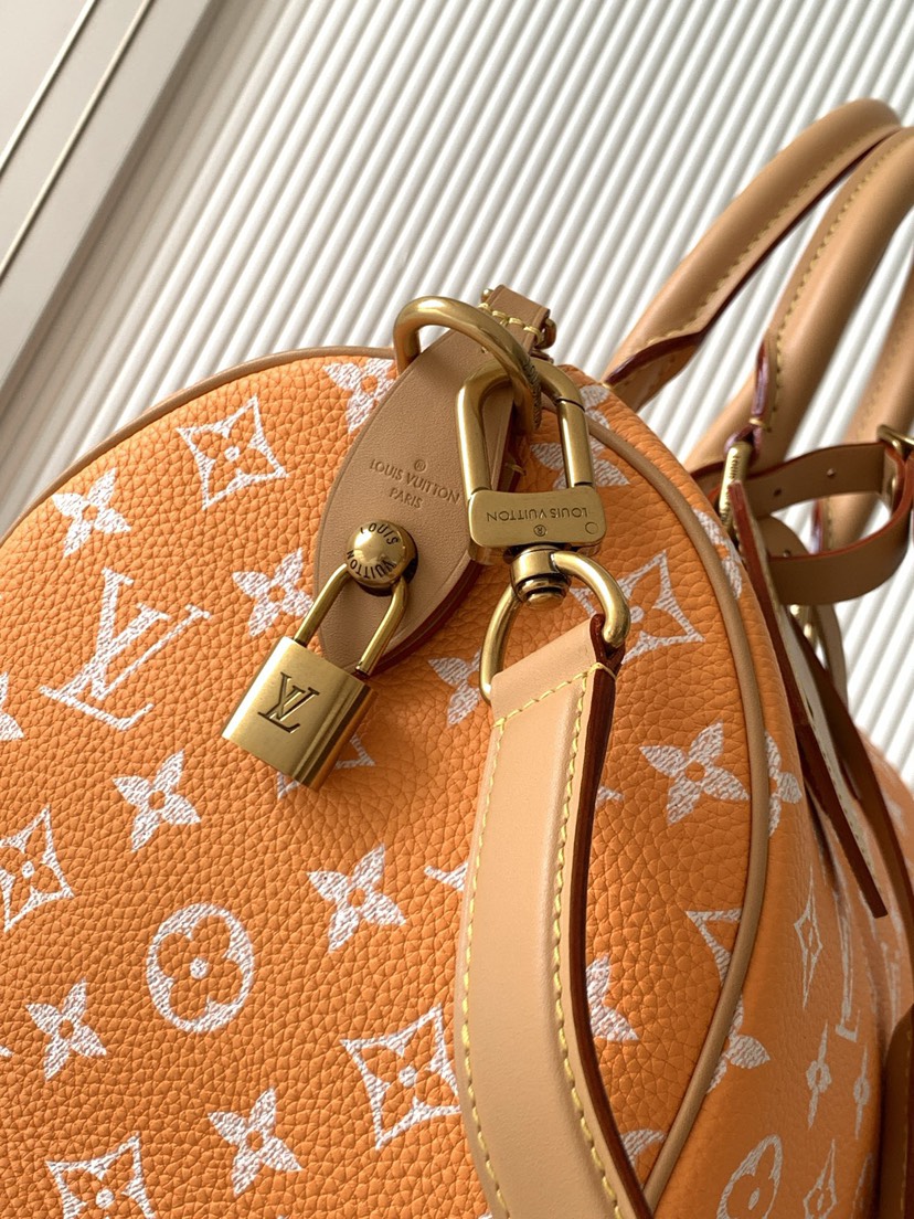 Louis Vuitton M14064 Orange: This Sedy Bandoulière 30 handbag features a design rendered upon a surface of refined cowhide leather.