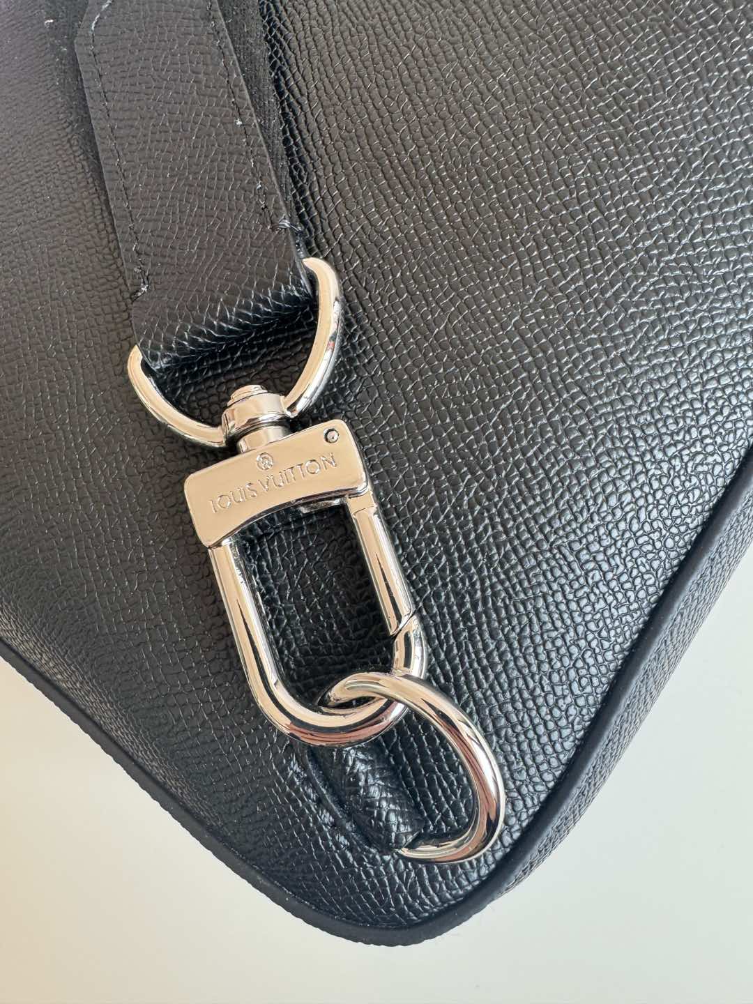 Louis Vuitton This Avenue shoulder bag is crafted from Taïga cowhide leather.