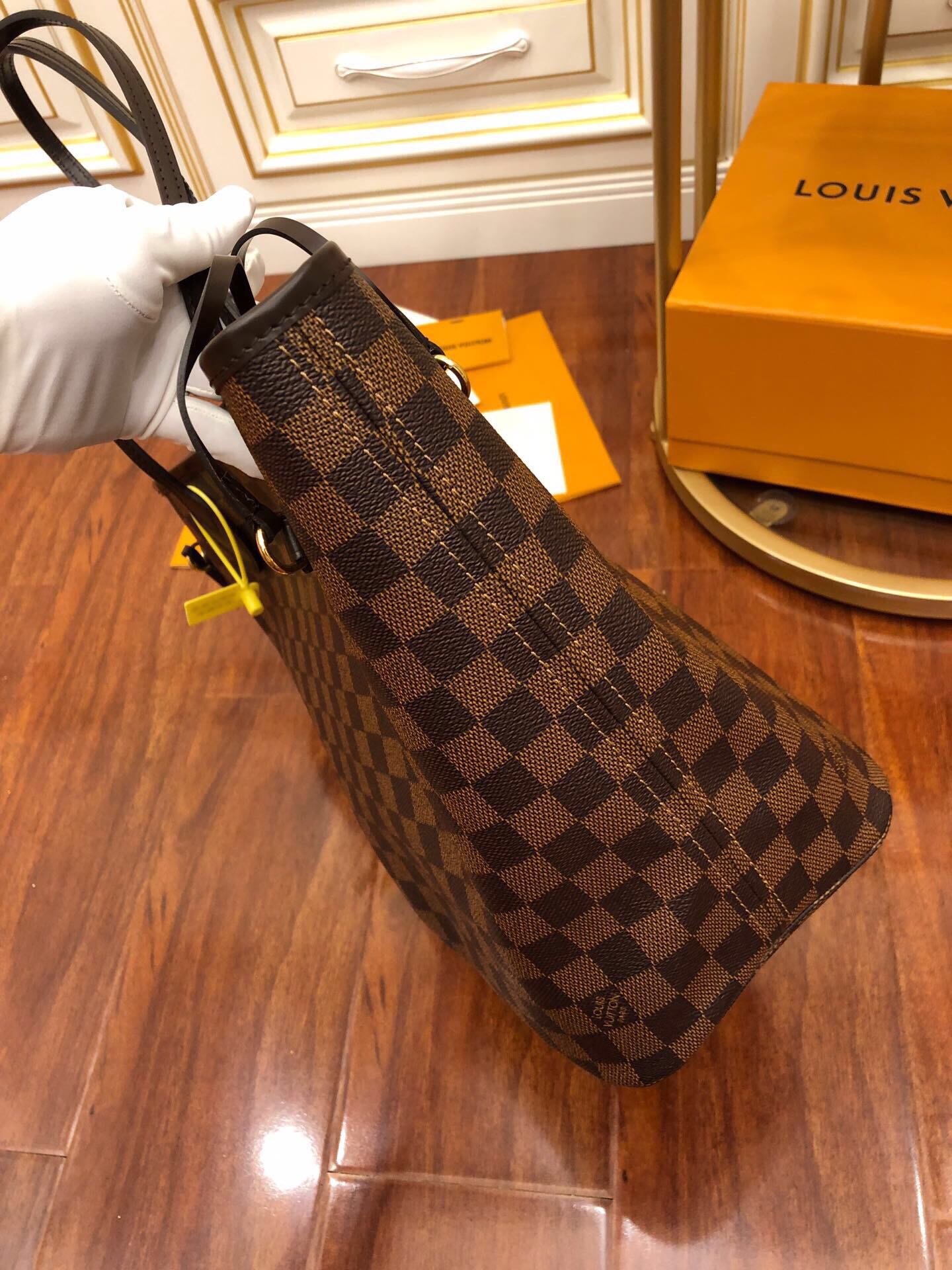 Louis Vuitton The leather is Grade A Italian leather sourced from the manufacturing factory.