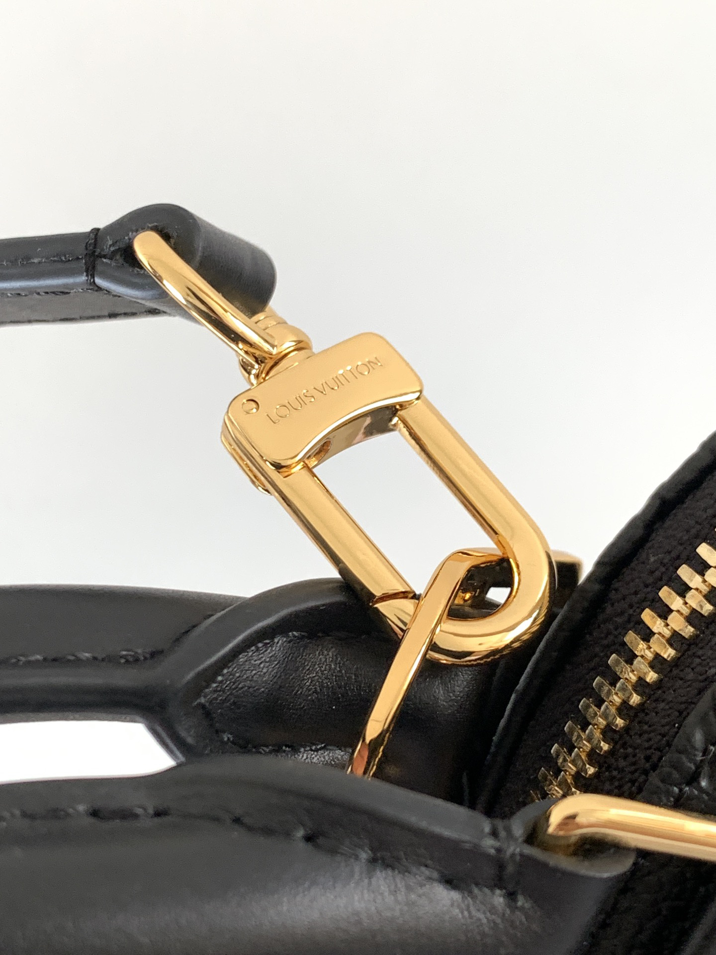 Louis Vuitton This Alma BB handbag showcases the iconic Alma BB silhouette, crafted from the House's exceptionally soft Monogram Empreinte leather.