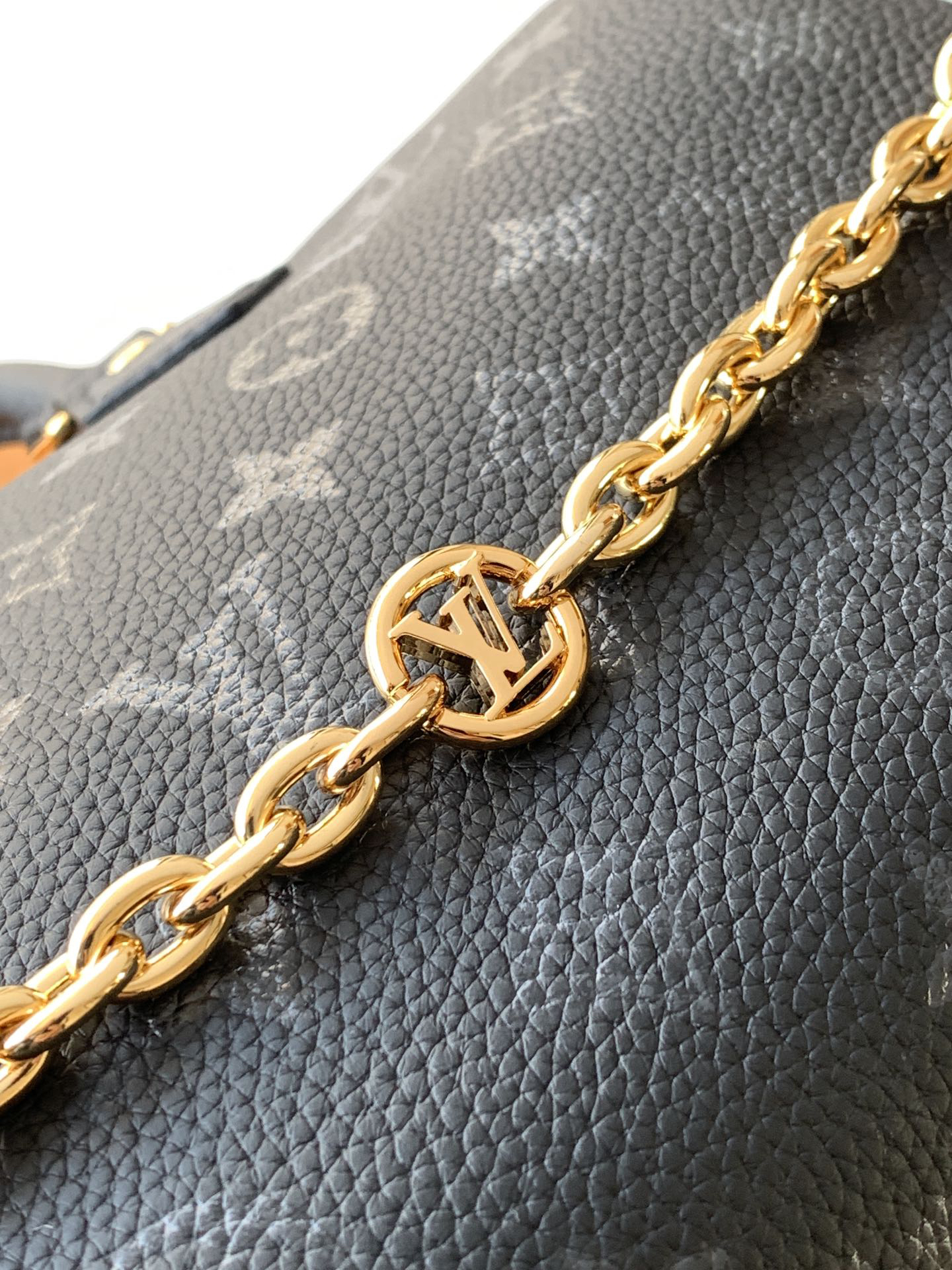 Louis Vuitton This Speedy Bandoulière 25 handbag is crafted from cowhide leather, offering a pillow-like soft touch.