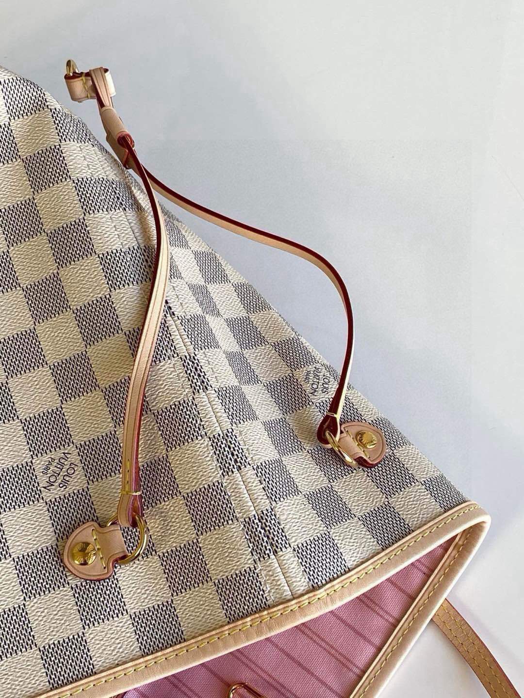Louis Vuitton The legendary Neverfull handbag: always ready to meet your every need.