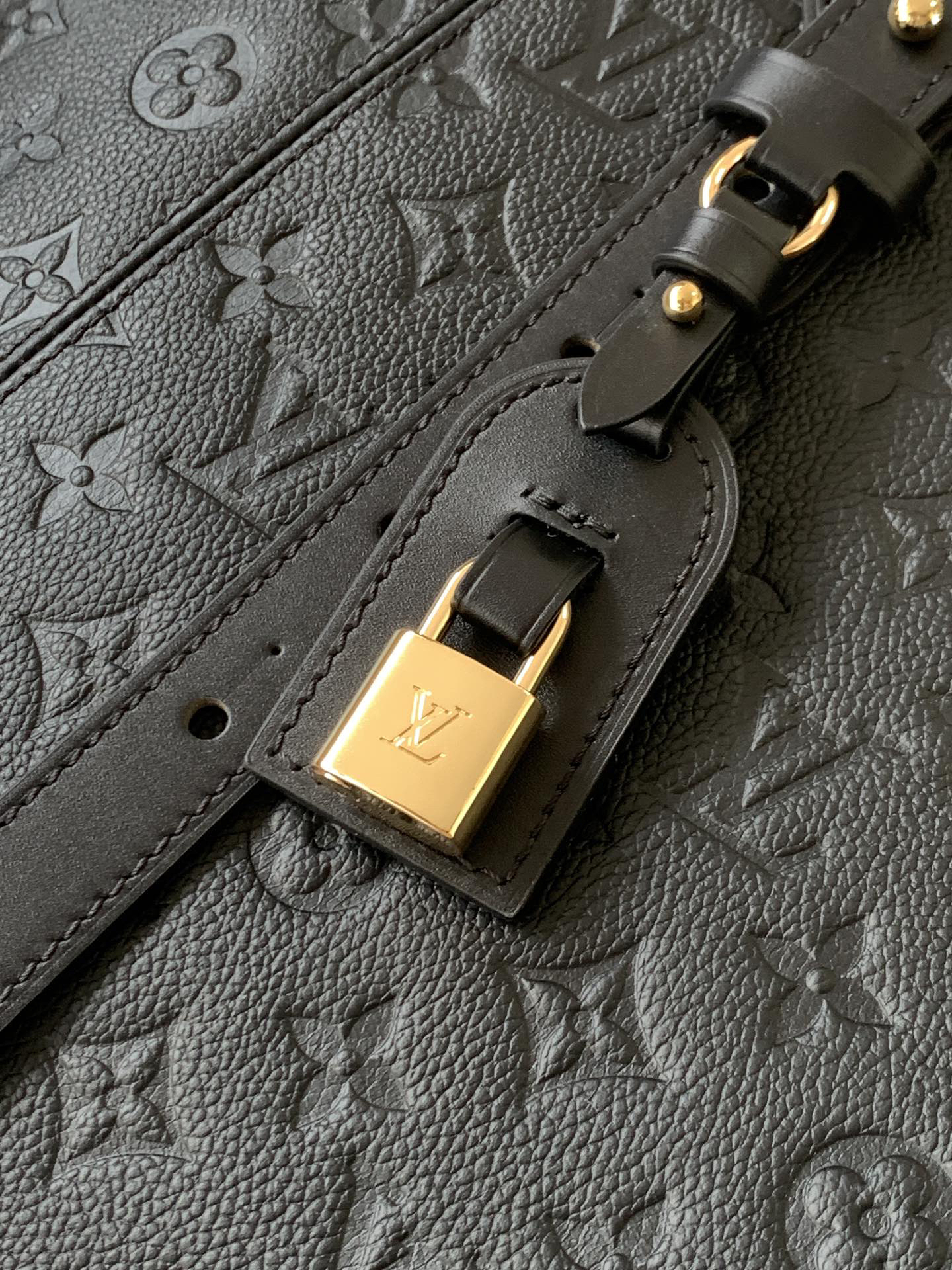 Louis Vuitton True to its name, this medium-sized "All In One" handbag is designed to be versatile, effortlessly transforming into either a tote or a Hobo bag.