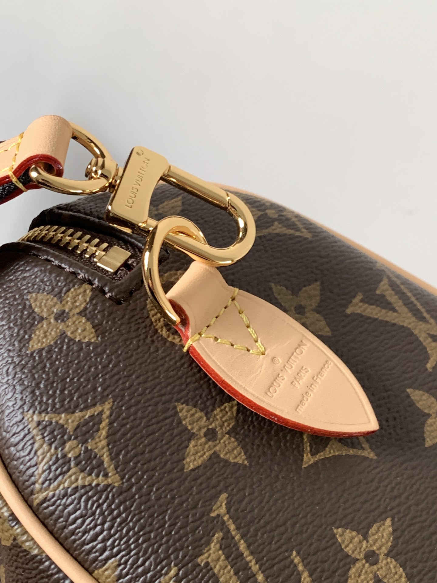 Louis Vuitton Drawing inspiration from the House's classics, the Sedy Bandoulière 20 handbag features cowhide leather trim accenting its Monogram canvas.