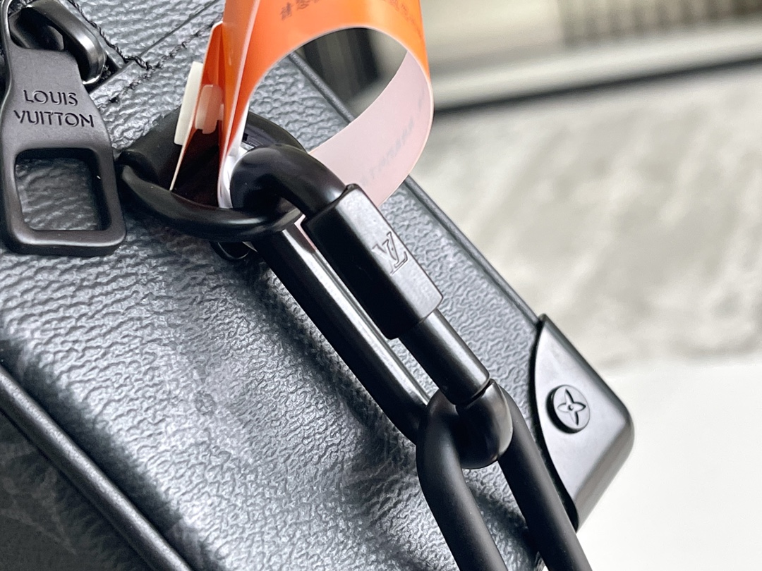 Louis Vuitton M44735 Premium Enhanced Edition: The leather used is Grade A Italian leather sourced from the original manufacturing factory—hence the designation "Premium."