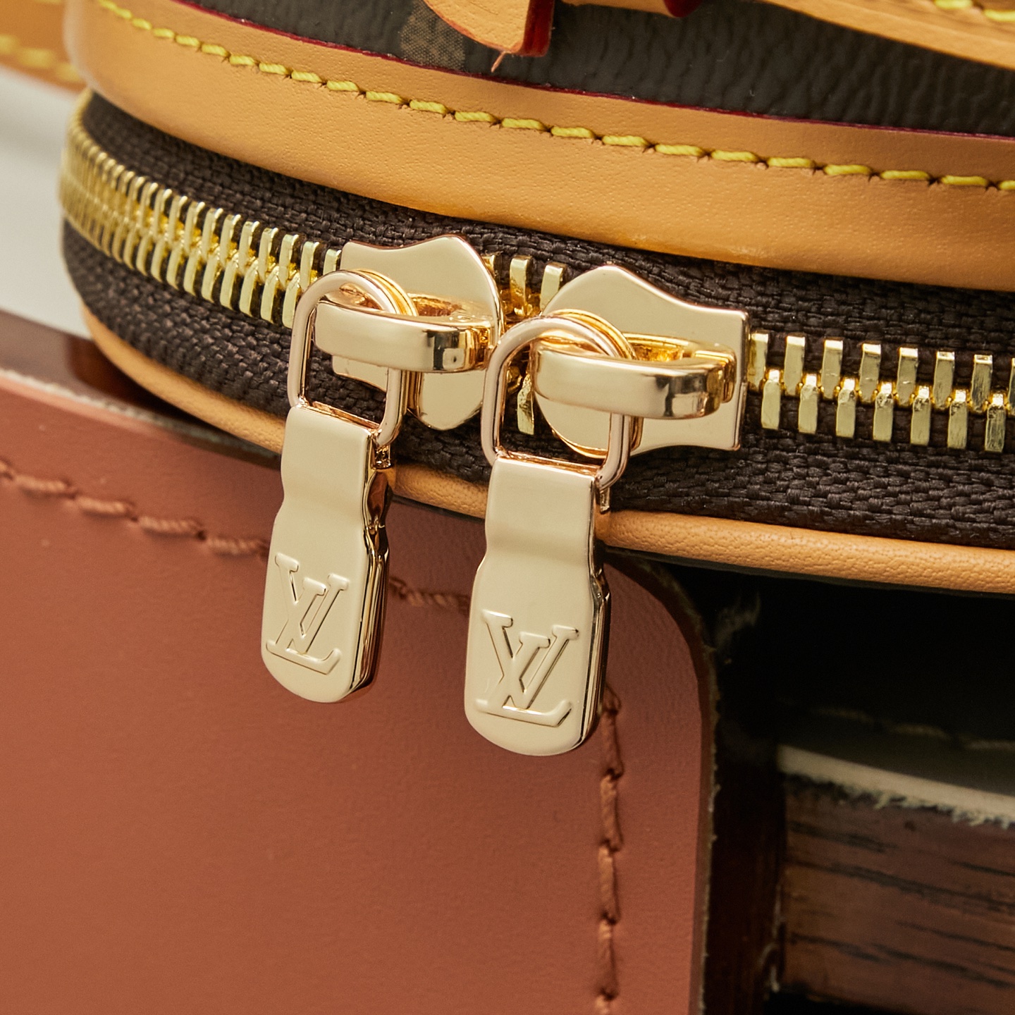 Louis Vuitton M44699 Monogram Canvas / M68276 Yellow Monogram: The Mini Boîte Chapeau handbag features a classic silhouette crafted from Monogram canvas.