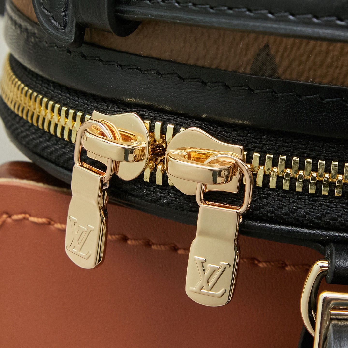 Louis Vuitton Exclusive Real Shots: M44699 (Classic Monogram) & M68276 (Yellow Monogram). The Mini Boîte Chapeau handbag features a classic silhouette crafted from Monogram canvas.