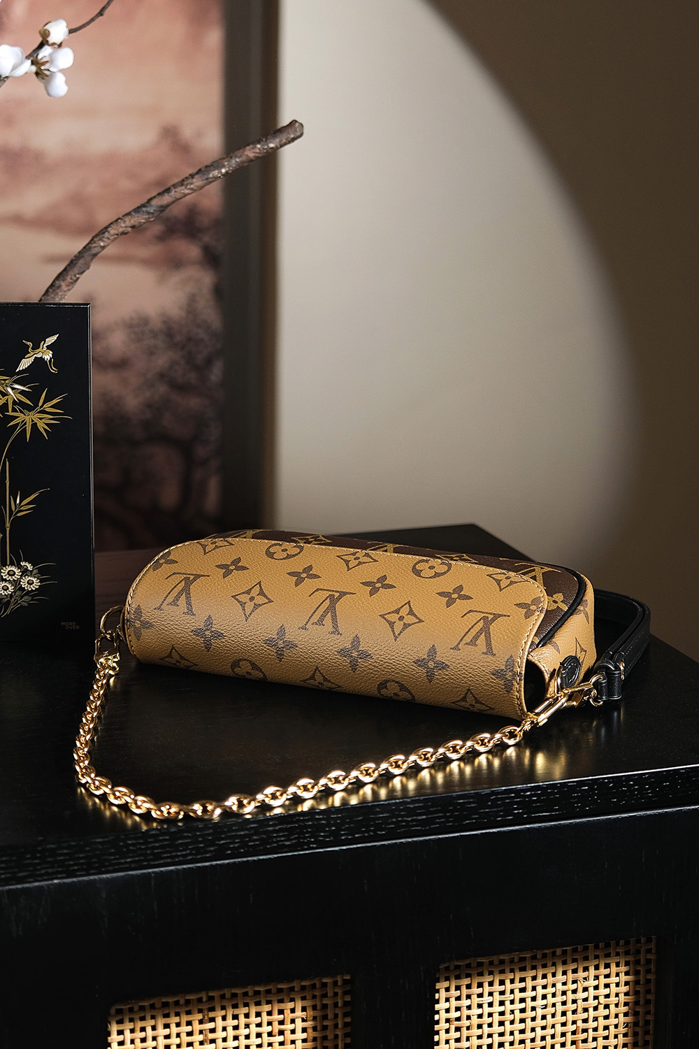 Louis Vuitton Looking back, here once again is a massive hit from the "Treasured Series"—featuring a stunning colorway perfectly suited for warm skin tones. 𝐋𝐯𝐲 𝐰𝐨𝐜: An exquisite, chic, and stylish piece.