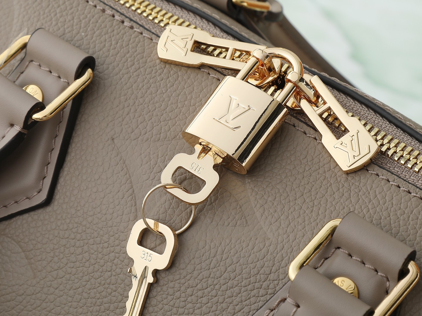 Louis Vuitton M59273 Grey — Full Leather Embossed Speedy "Pillow" Bag — Speedy Bandoulière 25 Handbag (M58947)