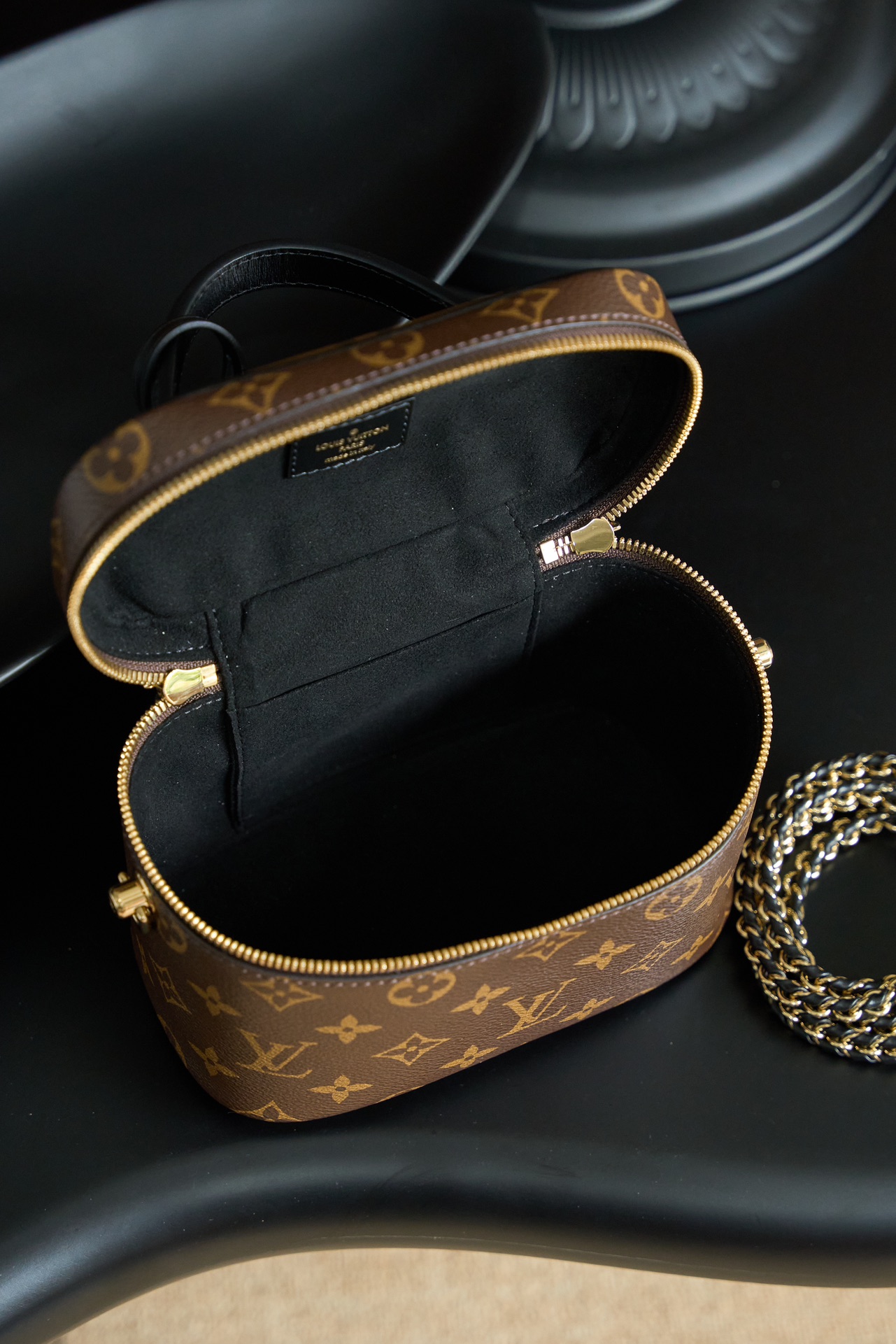 Louis Vuitton This model features custom craftsmanship inspired by Italian manufacturing standards, dynamic rolling code technology, and exclusive factory-original fabrics.