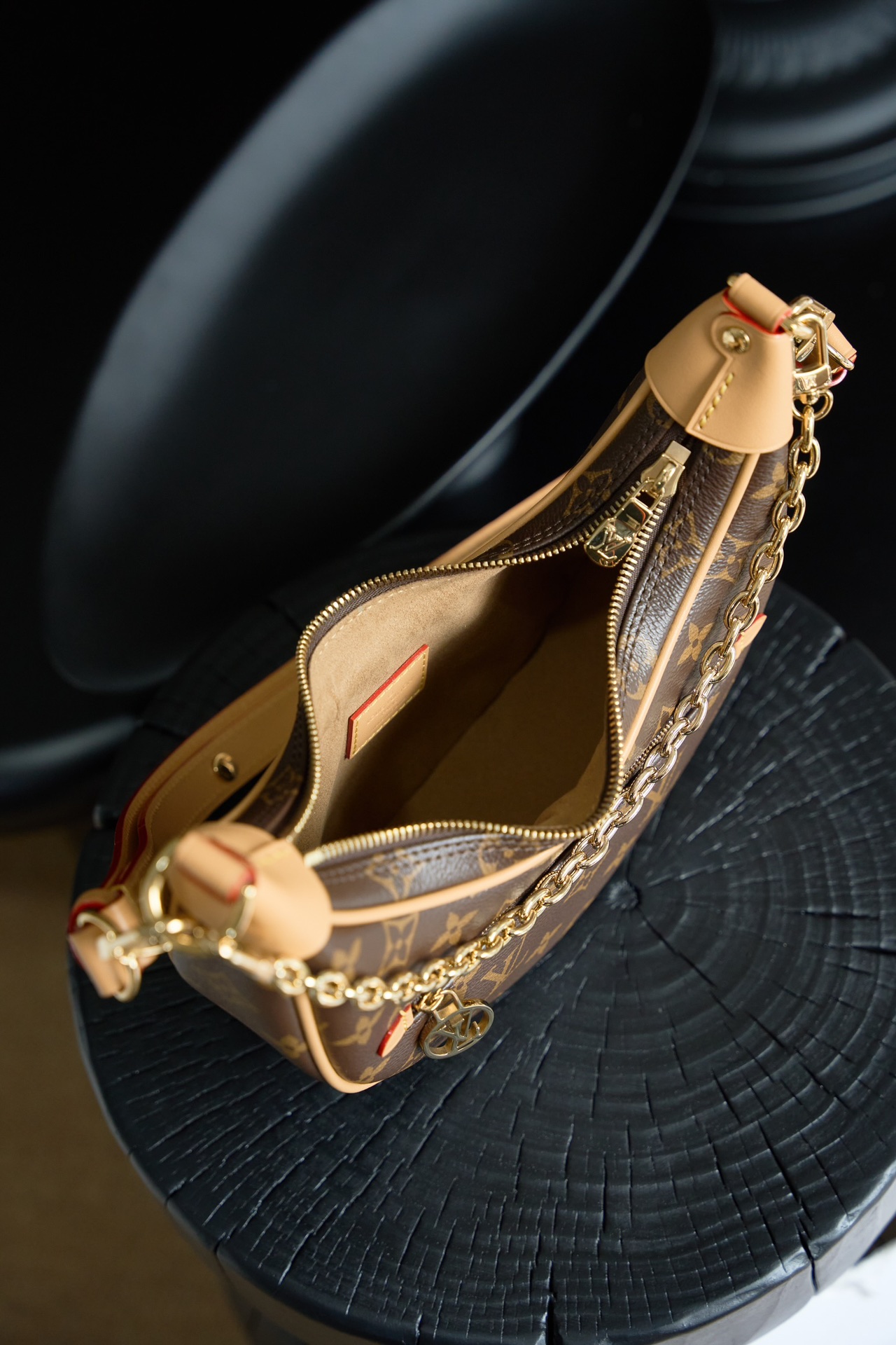 Louis Vuitton This model features custom manufacturing based on French standards, dynamic rolling code technology, and original-spec fabric.