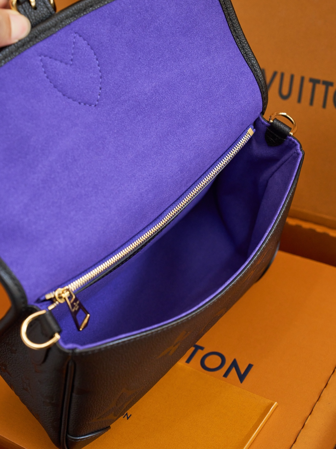 Louis Vuitton This model features custom craftsmanship inspired by Italian manufacturing traditions, dynamic rolling code technology, and exclusive fabrics sourced directly from the original manufacturer.