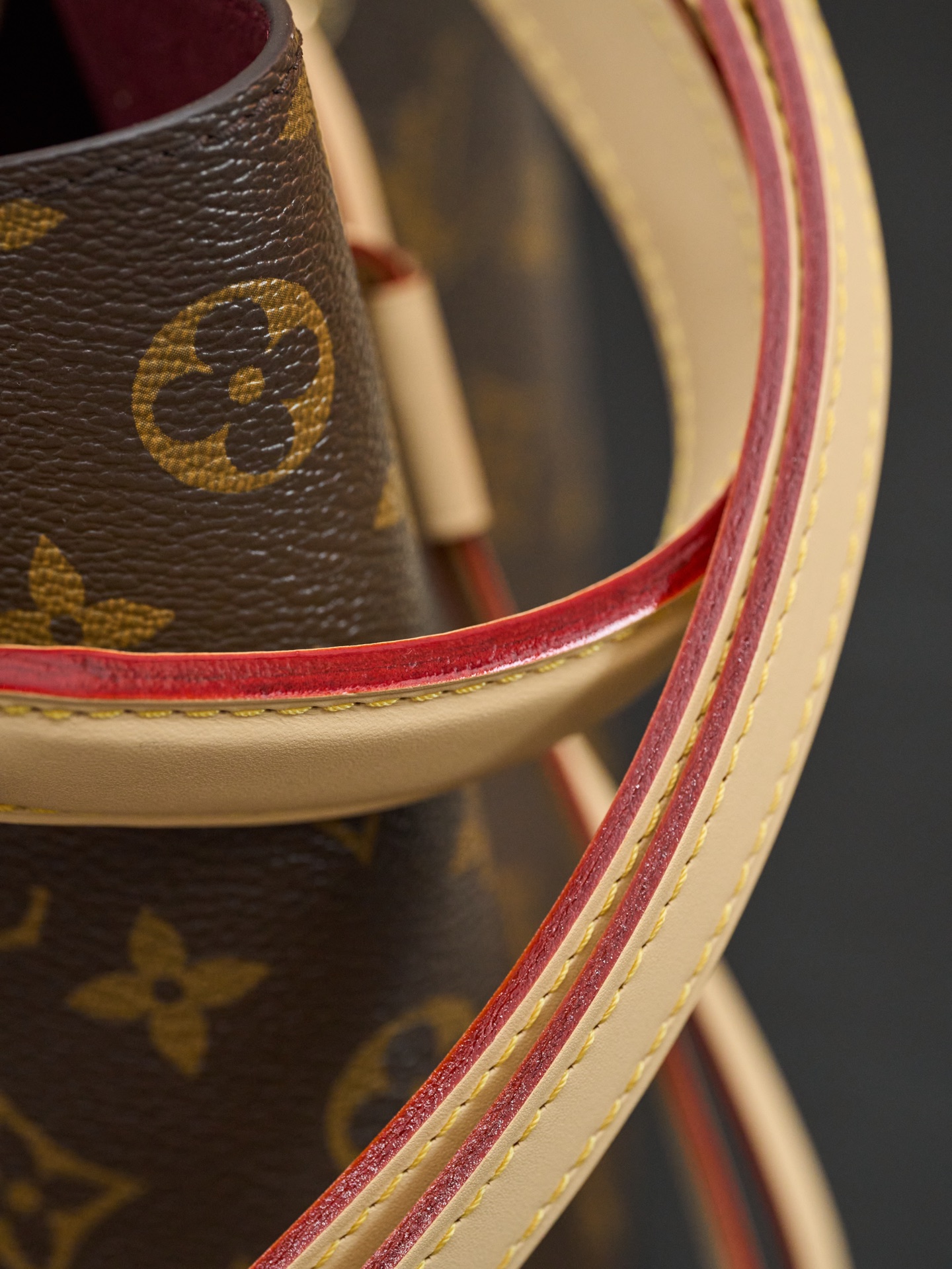 Louis Vuitton This model is crafted using custom French manufacturing techniques, features dynamic rolling code chip technology, and utilizes original-spec fabric.