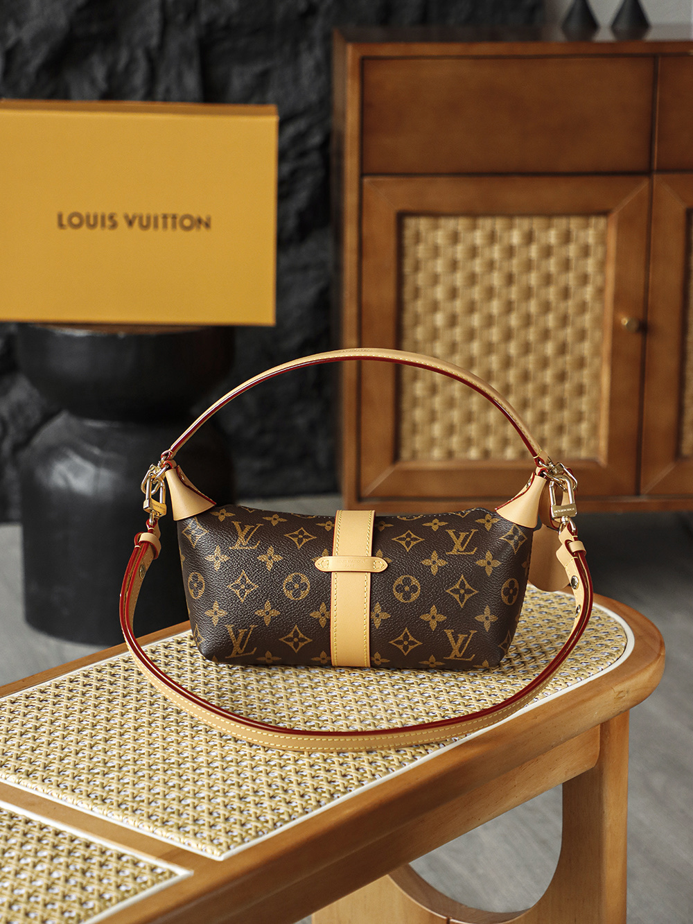 Louis Vuitton The Pochette Mia lunchbox bag delivers a stunning visual impact, exuding an air of vintage chic that is off the charts. Its magnetic S-lock clasp serves not only as a decorative accent but also as a symbol of exquisite craftsmanship and quality.