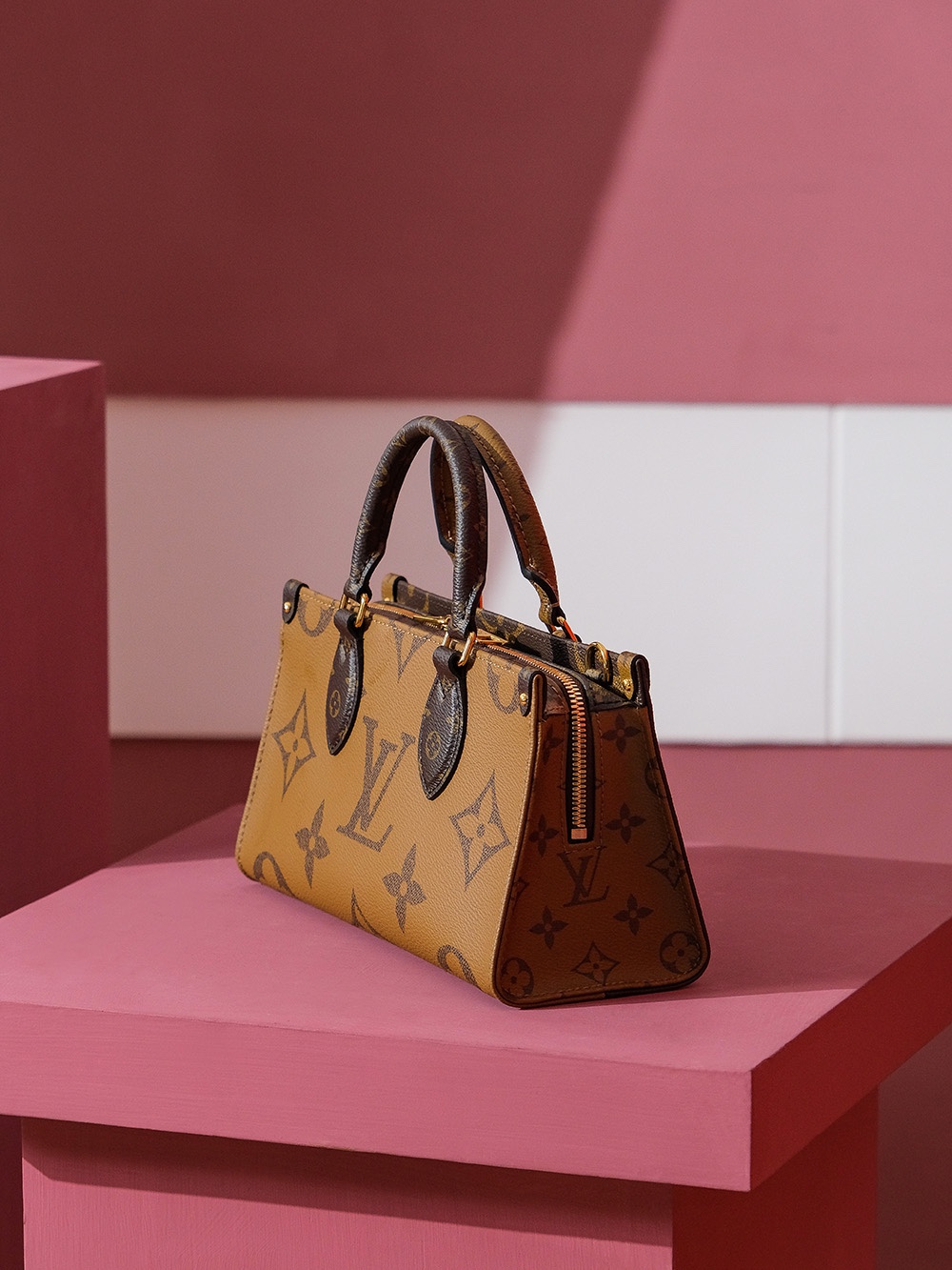 Louis Vuitton A fresh reinterpretation of the EAST WEST—featuring a spacious silhouette—is poised to unleash yet another wave of fashion trends!