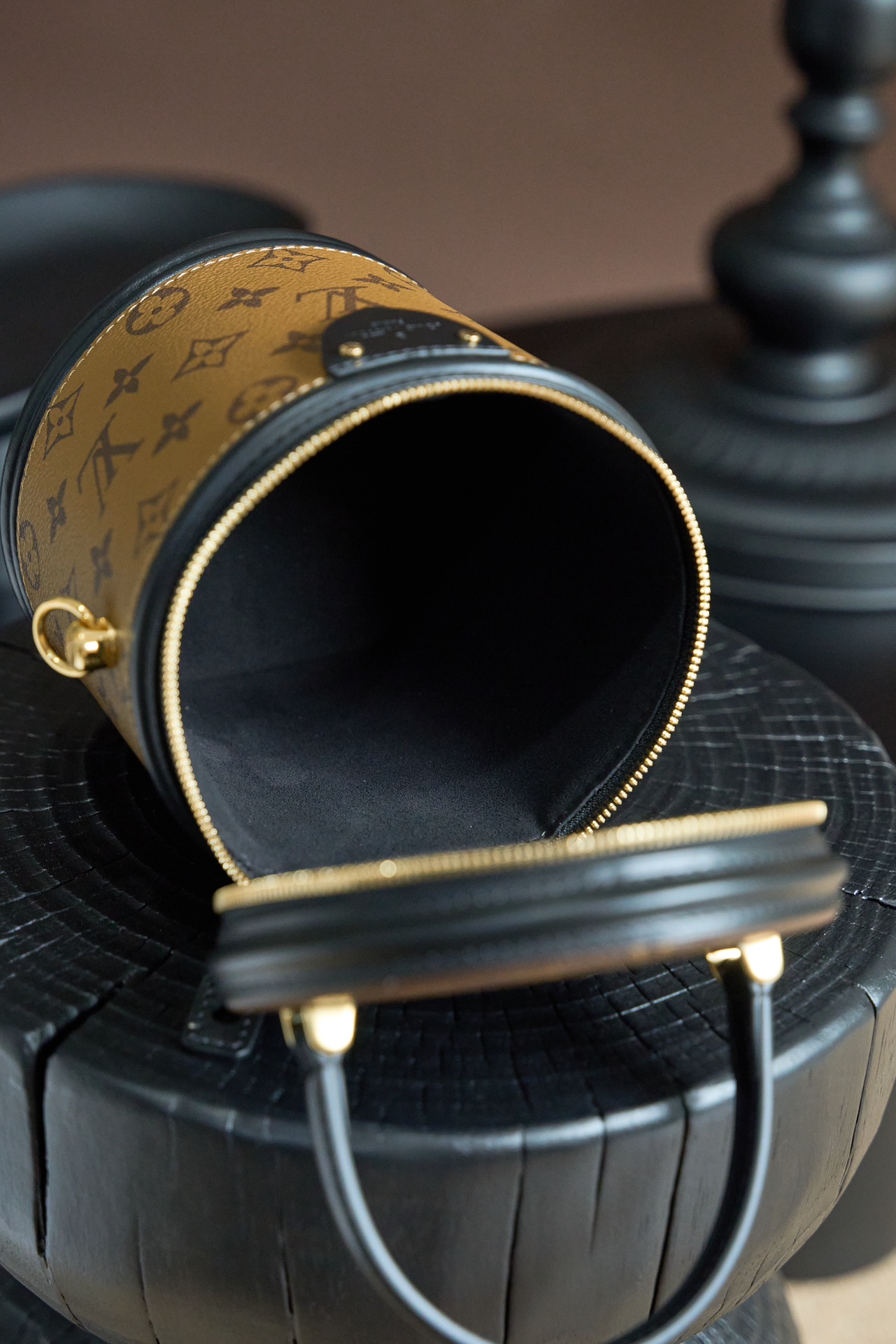 Louis Vuitton This model is crafted using custom French manufacturing techniques and features a dynamic rolling-code chip; it utilizes authentic, model-specific fabric and exclusive, original-spec hardware—constructed from all-steel with a light gold electroplated finish—ensuring perfect color and finish consistency.