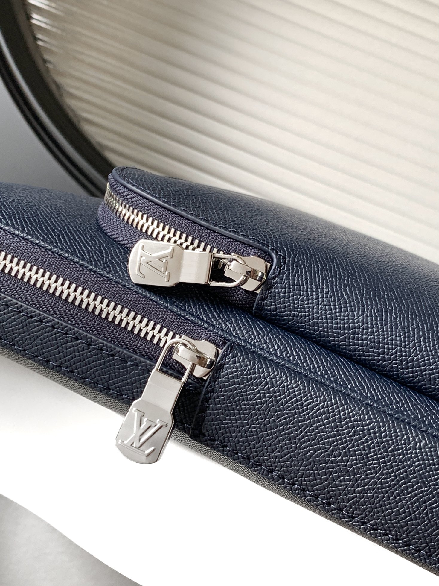Louis Vuitton M30971 Midnight Blue This Avenue shoulder bag is made of Taïga cowhide leather.