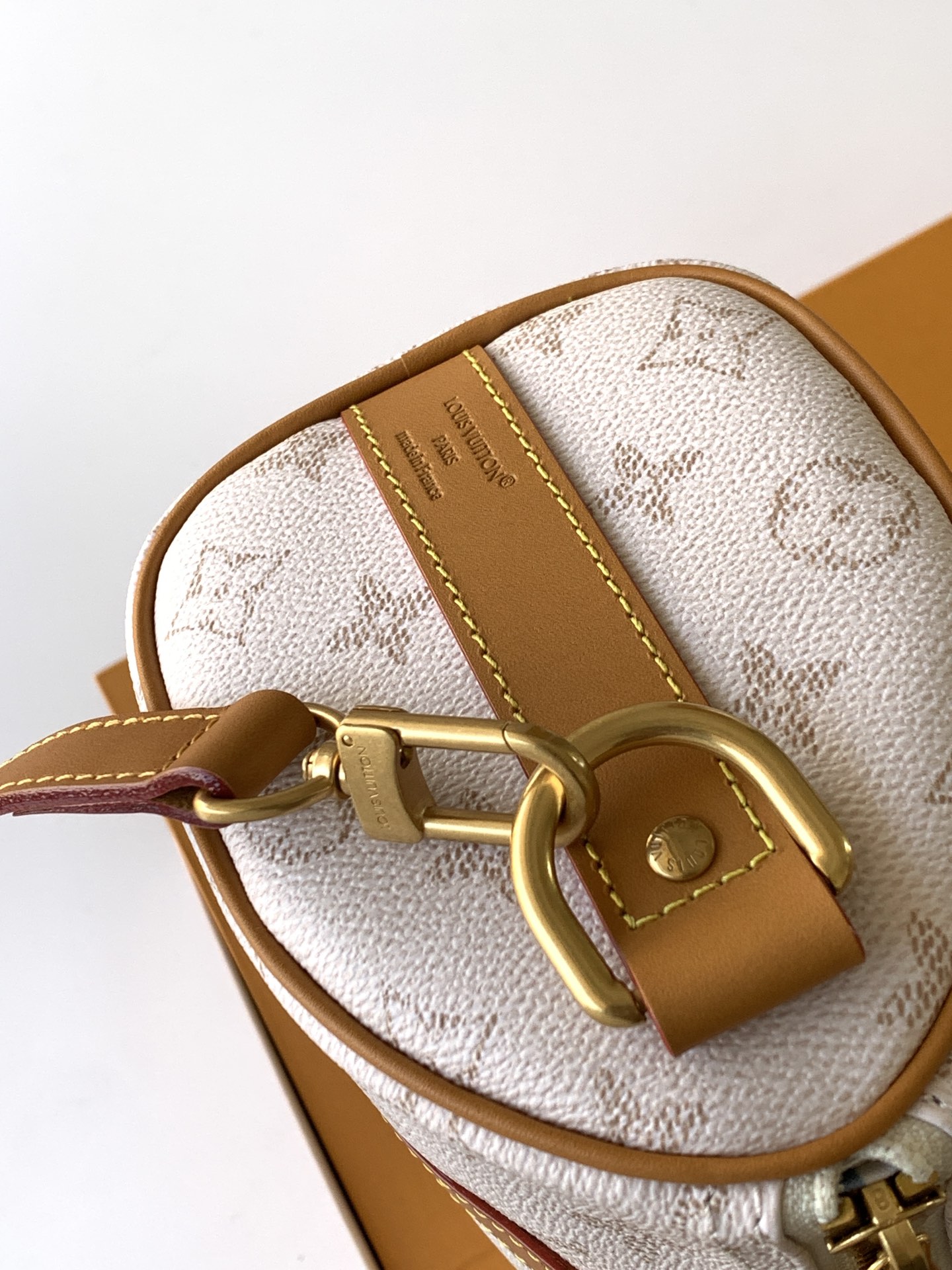 Louis Vuitton KEEALL BANDOULIÈRE 25 Handbag