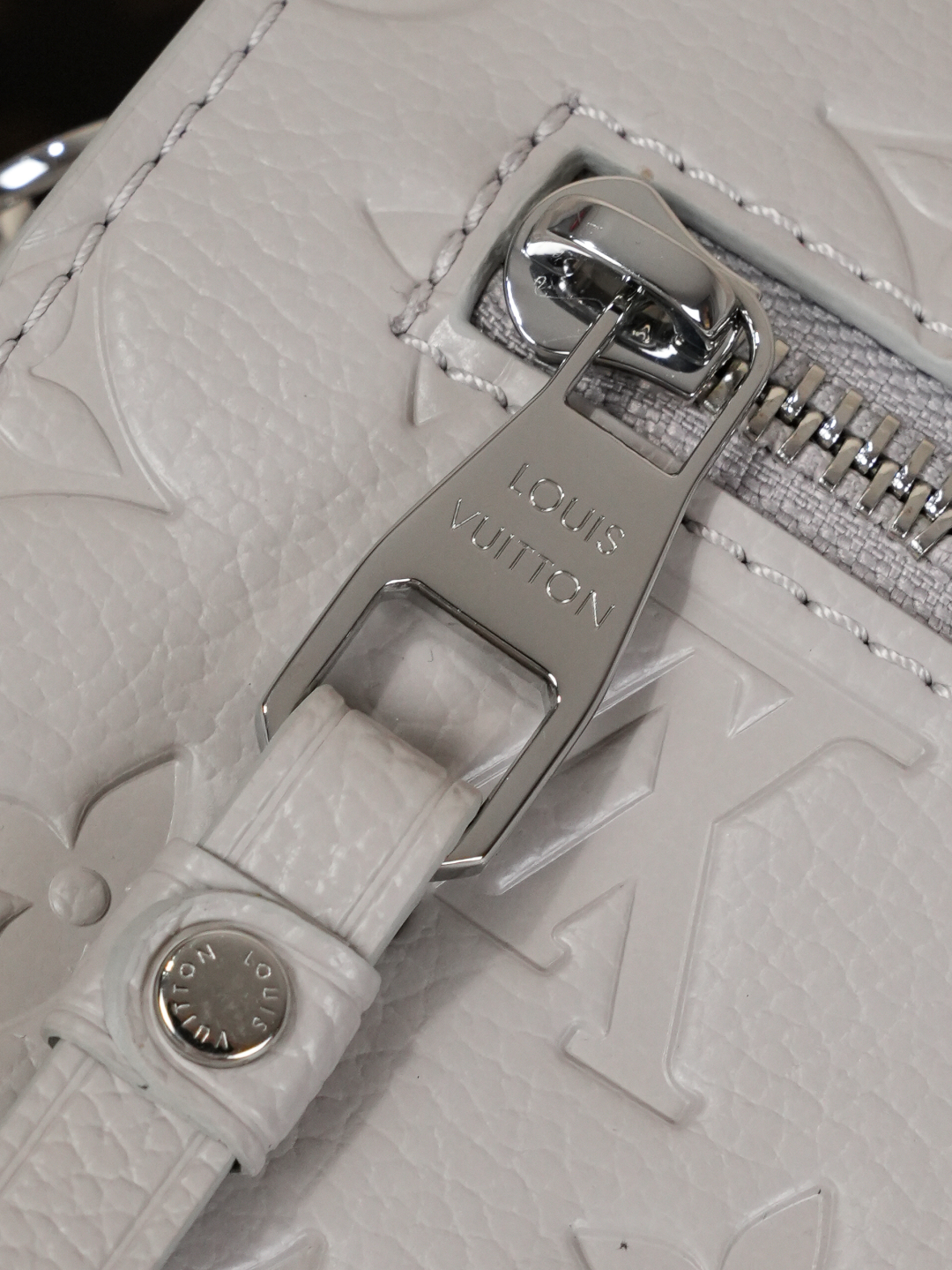 Louis Vuitton The Pochette Métis handbag interprets classic collegiate style through a design that is understated yet full of ingenious details.