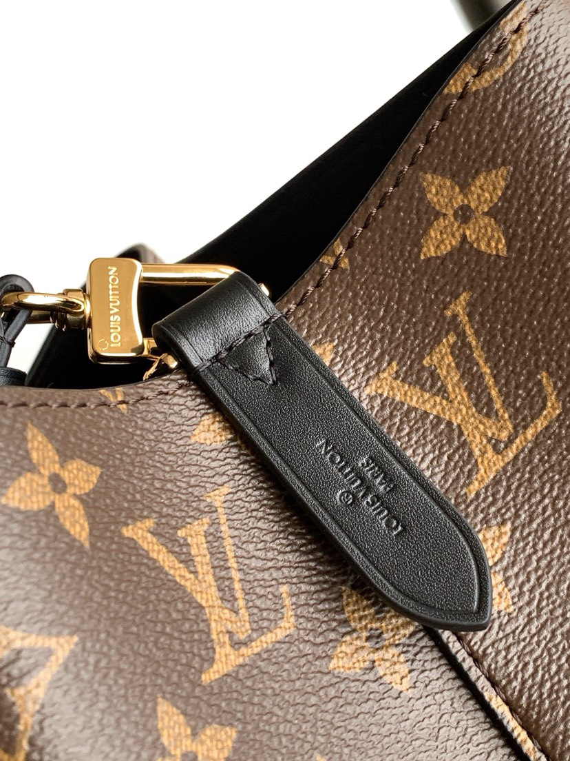 Louis Vuitton This NéoNoé bucket bag draws inspiration from Gaston-Louis Vuitton in 1932.