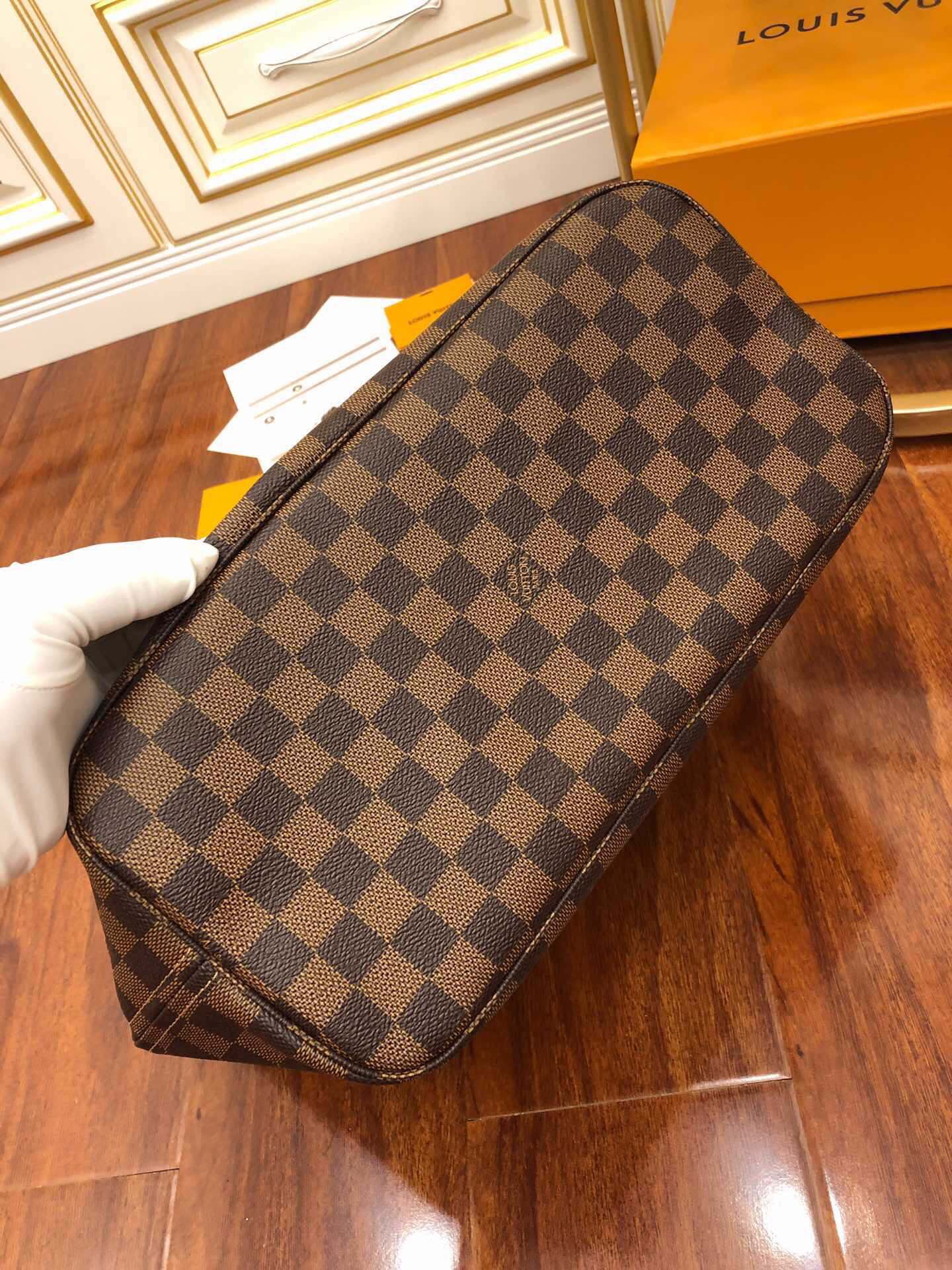 Louis Vuitton The leather is Grade A Italian leather sourced from the manufacturing factory.